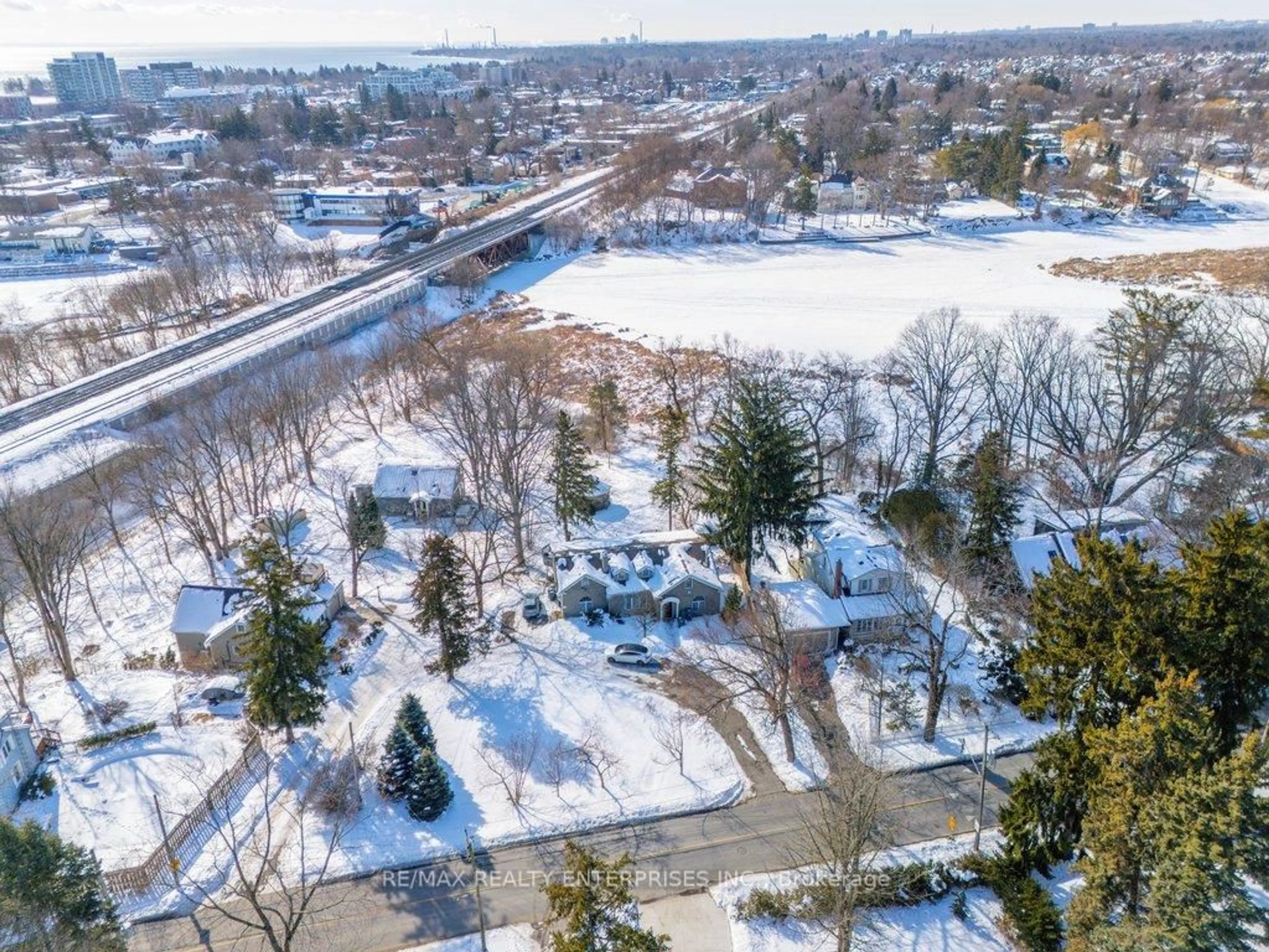 A pic from outside/outdoor area/front of a property/back of a property/a pic from drone, street for 1168 Stavebank Rd, Mississauga Ontario L5G 2V2