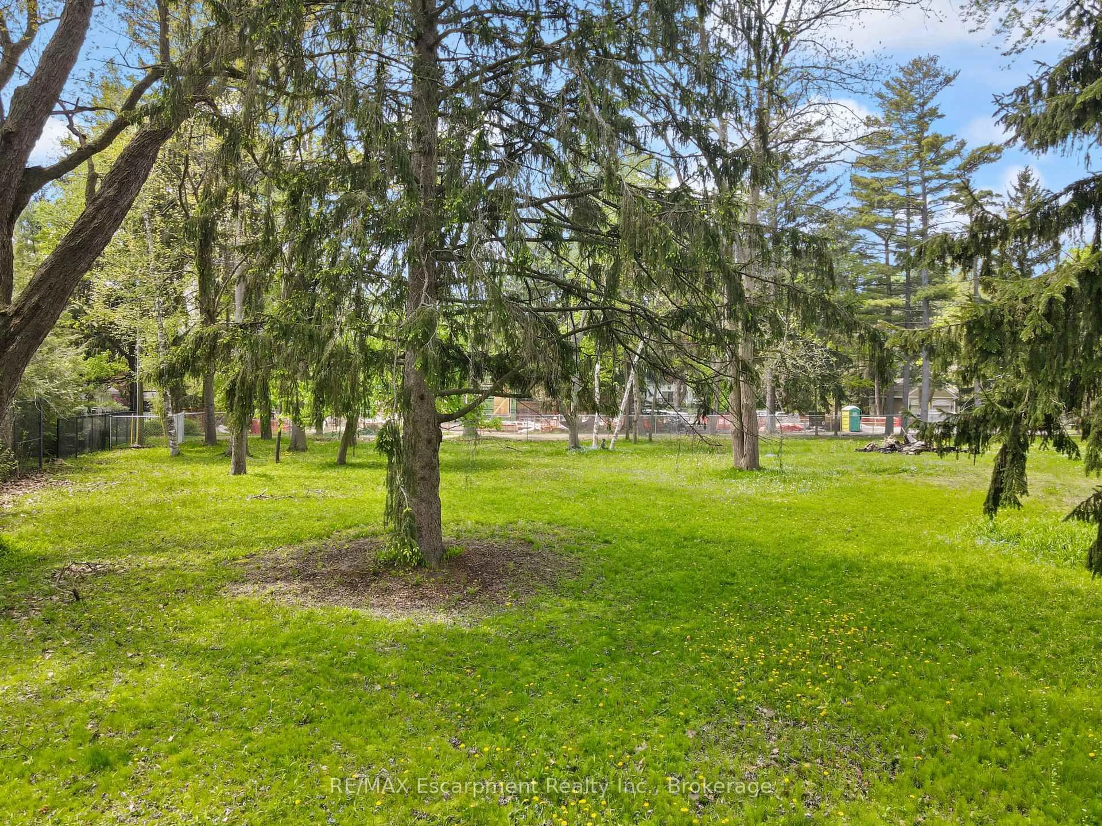 Patio, forest/trees view for 2322 Bennington Gate, Oakville Ontario L6J 6C2