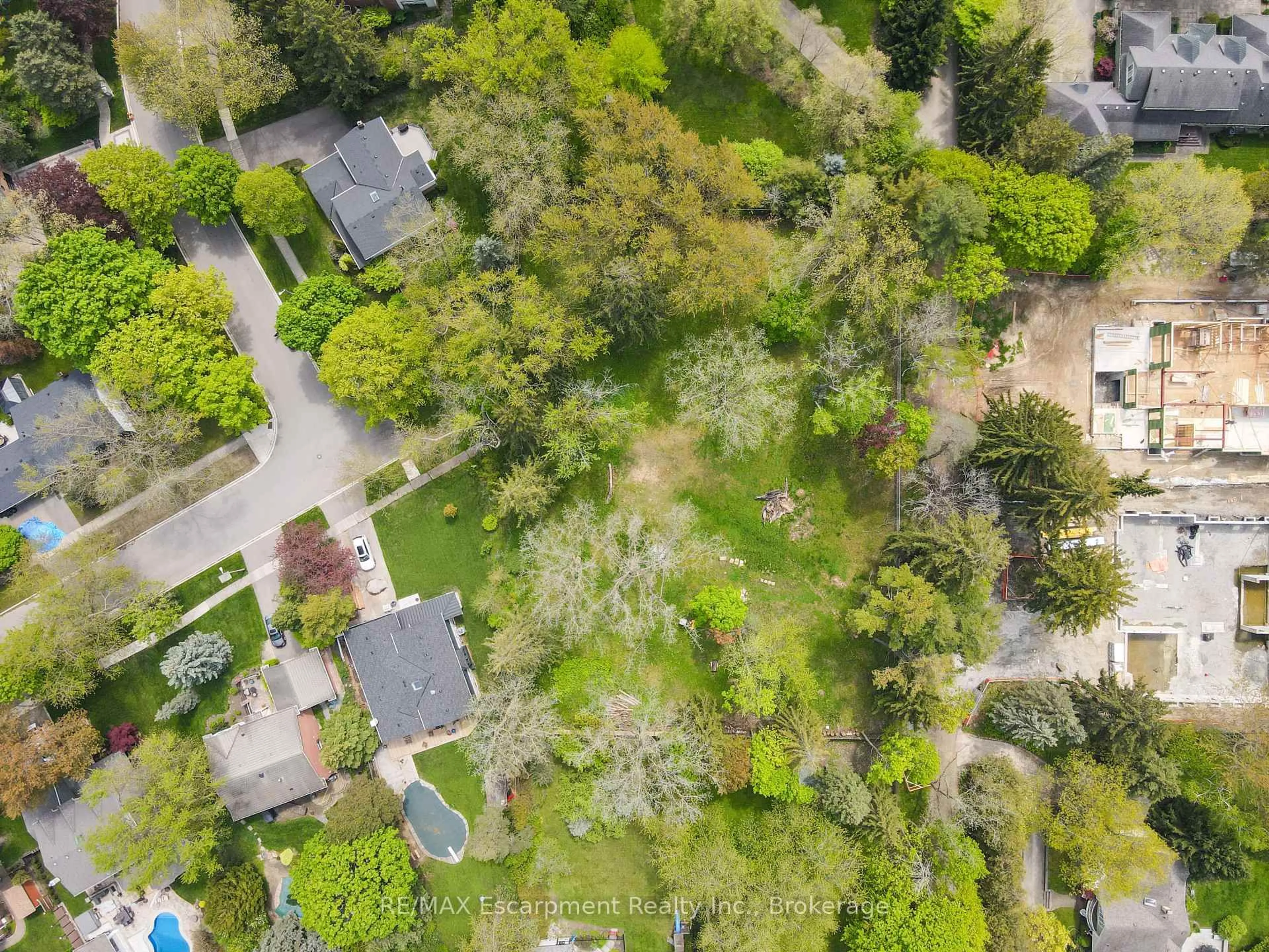 A pic from outside/outdoor area/front of a property/back of a property/a pic from drone, street for 2322 Bennington Gate, Oakville Ontario L6J 6C2