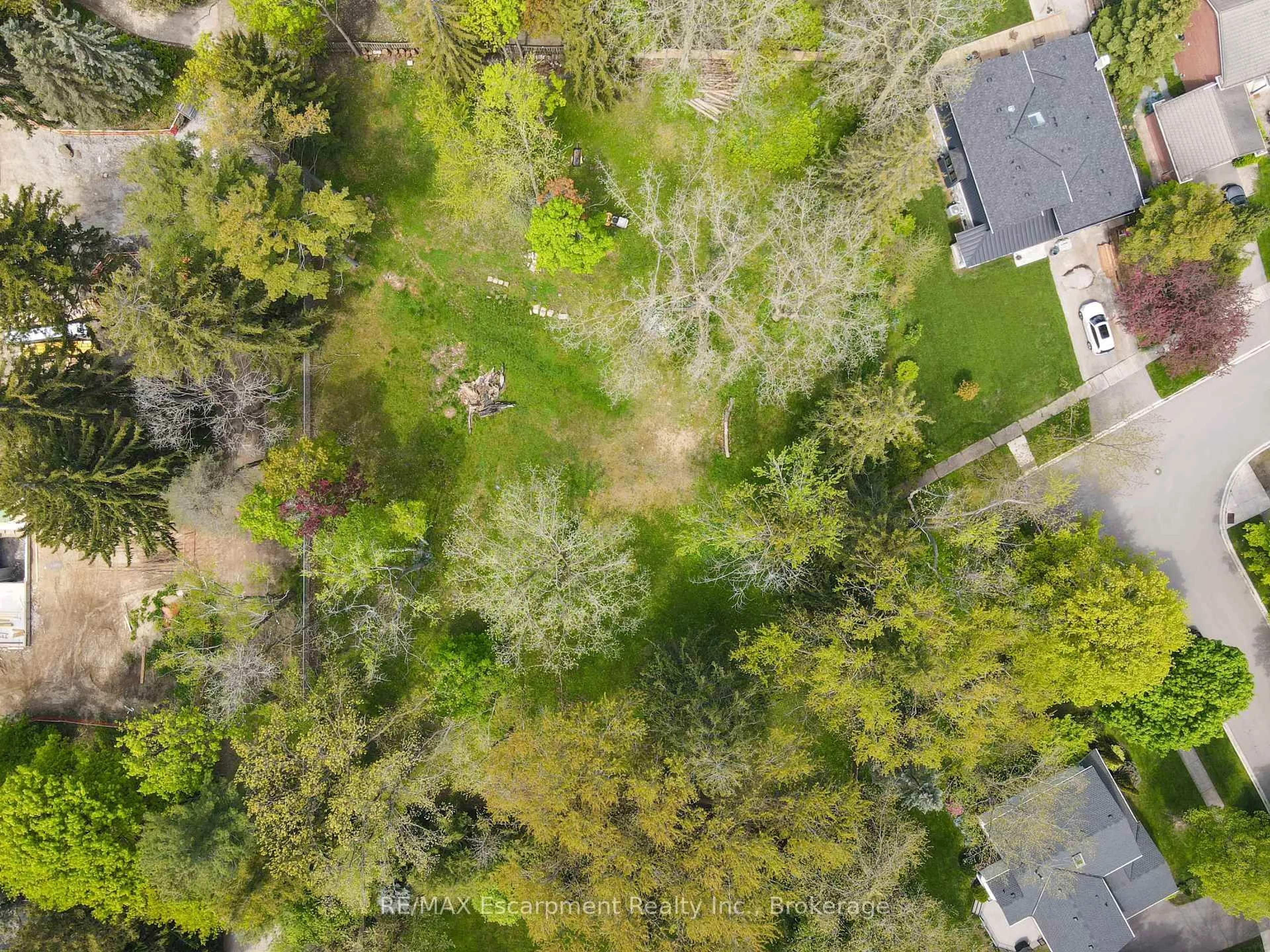 A pic from outside/outdoor area/front of a property/back of a property/a pic from drone, forest/trees view for 2322 Bennington Gate, Oakville Ontario L6J 6C2