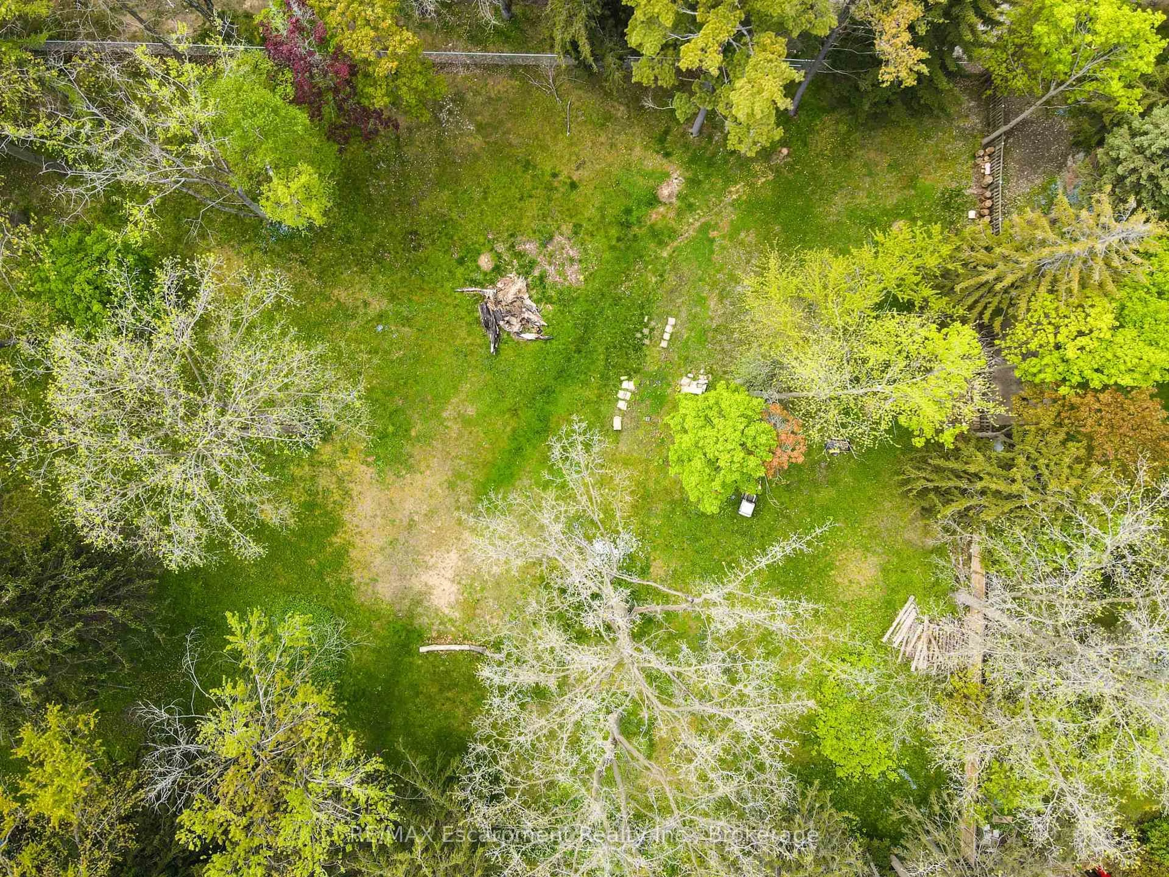 A pic from outside/outdoor area/front of a property/back of a property/a pic from drone, forest/trees view for 2322 Bennington Gate, Oakville Ontario L6J 6C2