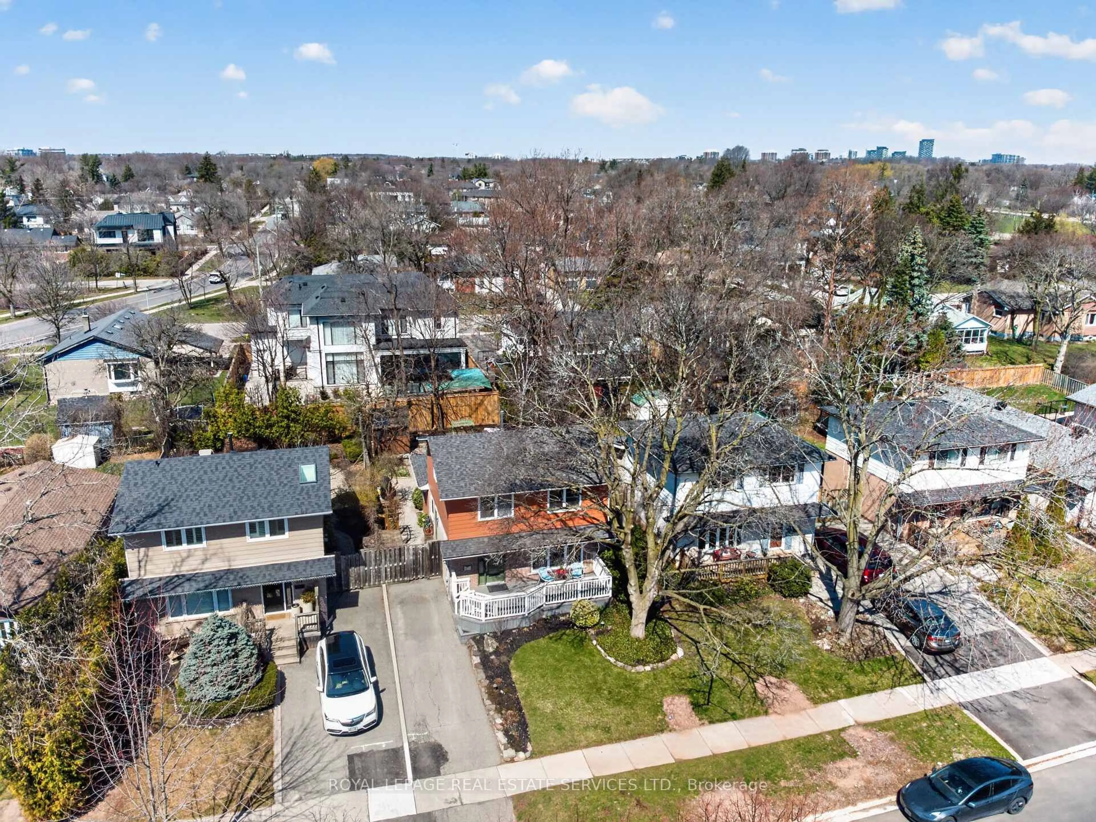 A pic from outside/outdoor area/front of a property/back of a property/a pic from drone, city buildings view from balcony for 141 Oakdale Dr, Oakville Ontario L6H 1J4
