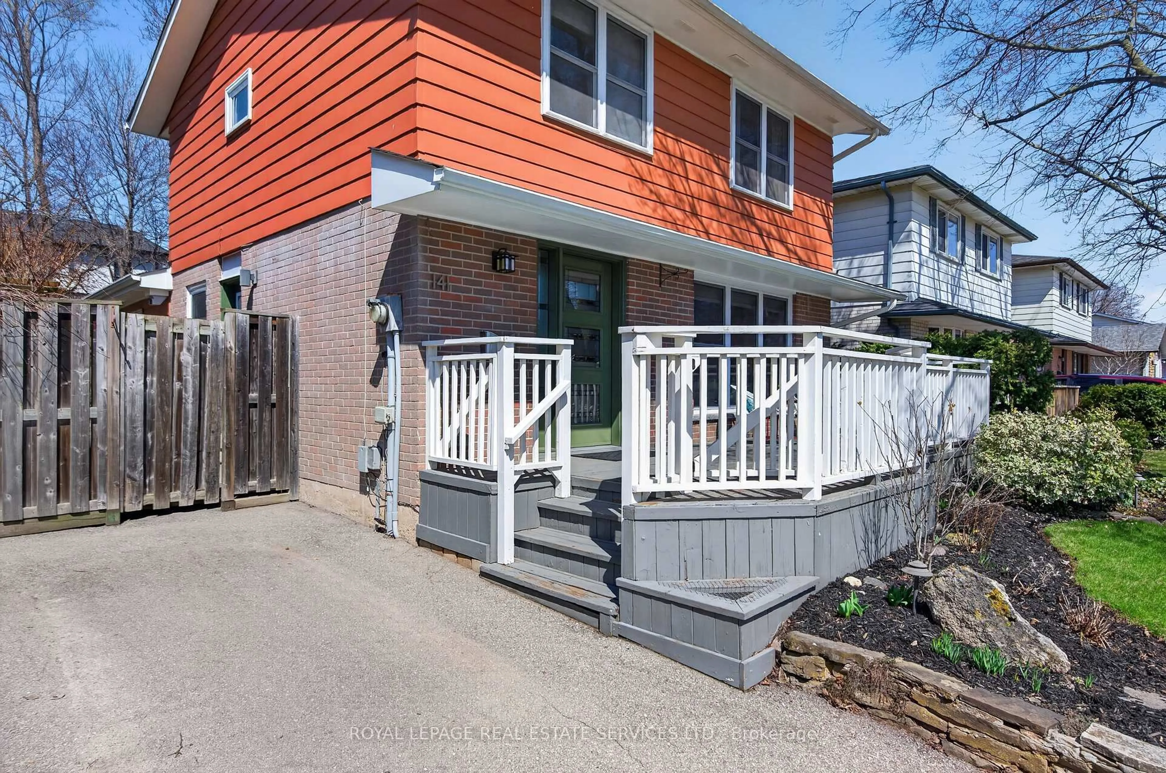 Patio, street for 141 Oakdale Dr, Oakville Ontario L6H 1J4