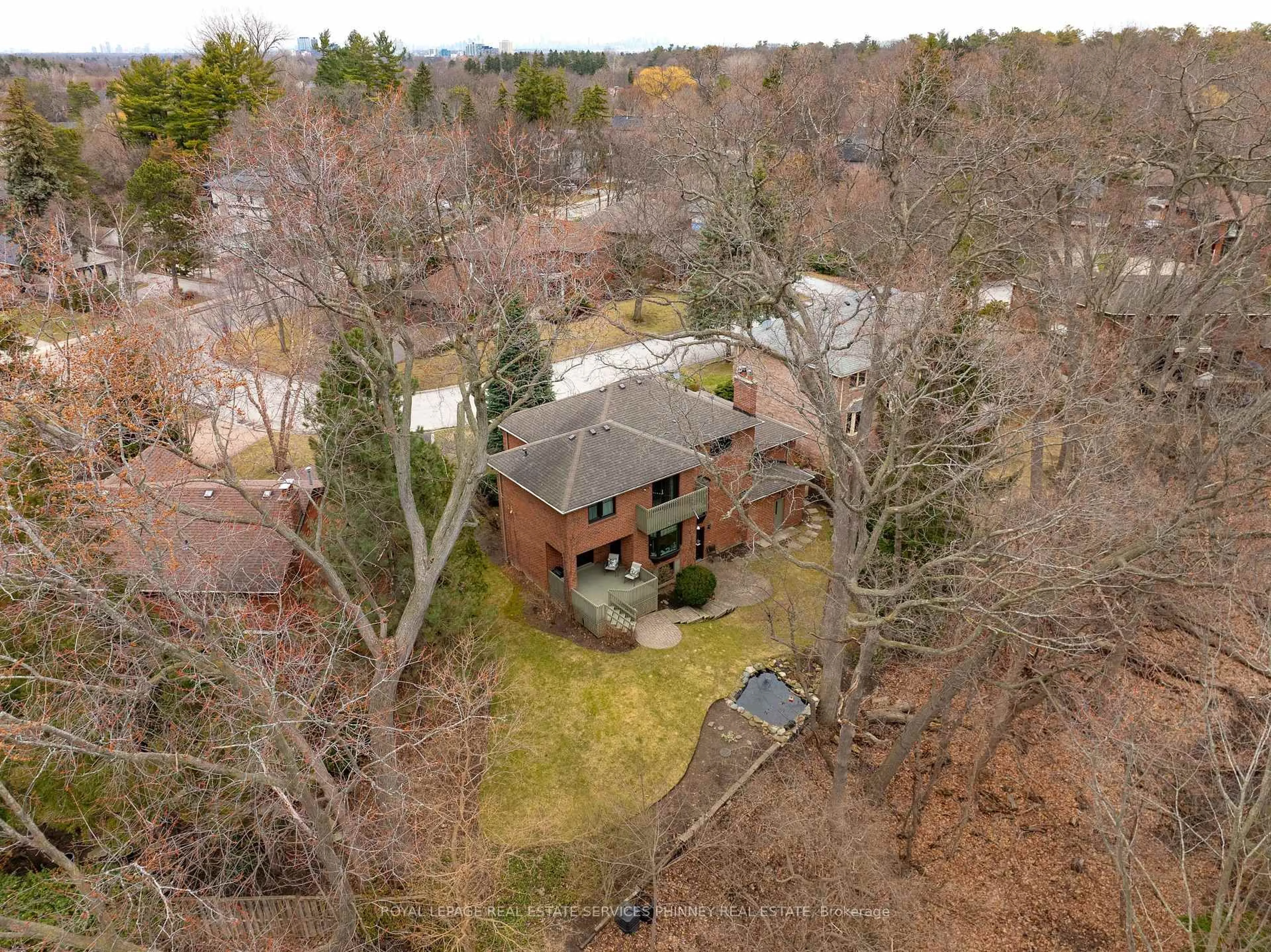 A pic from outside/outdoor area/front of a property/back of a property/a pic from drone, unknown for 1048 Veroli Crt, Mississauga Ontario L5H 4B9