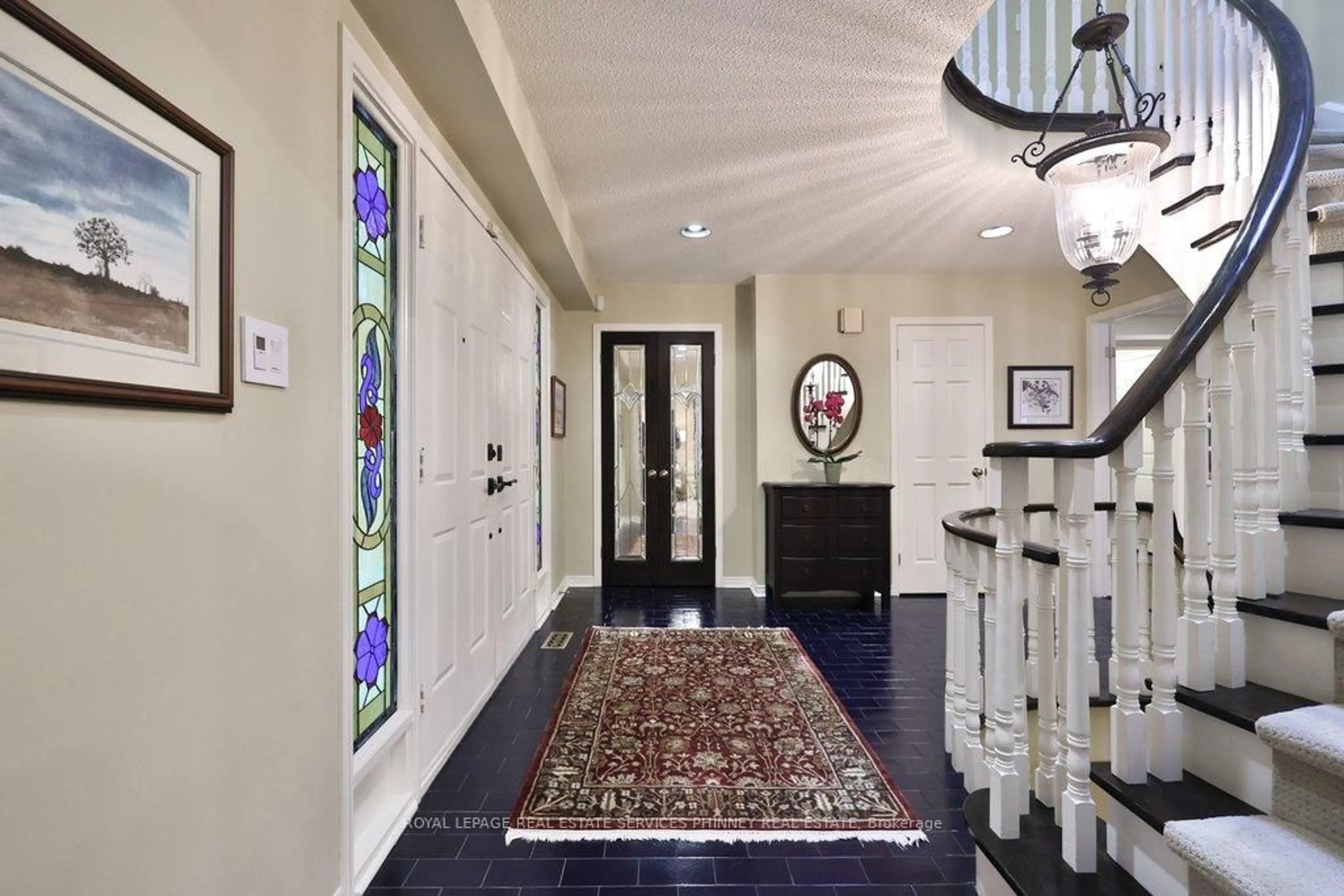 Indoor foyer for 1048 Veroli Crt, Mississauga Ontario L5H 4B9