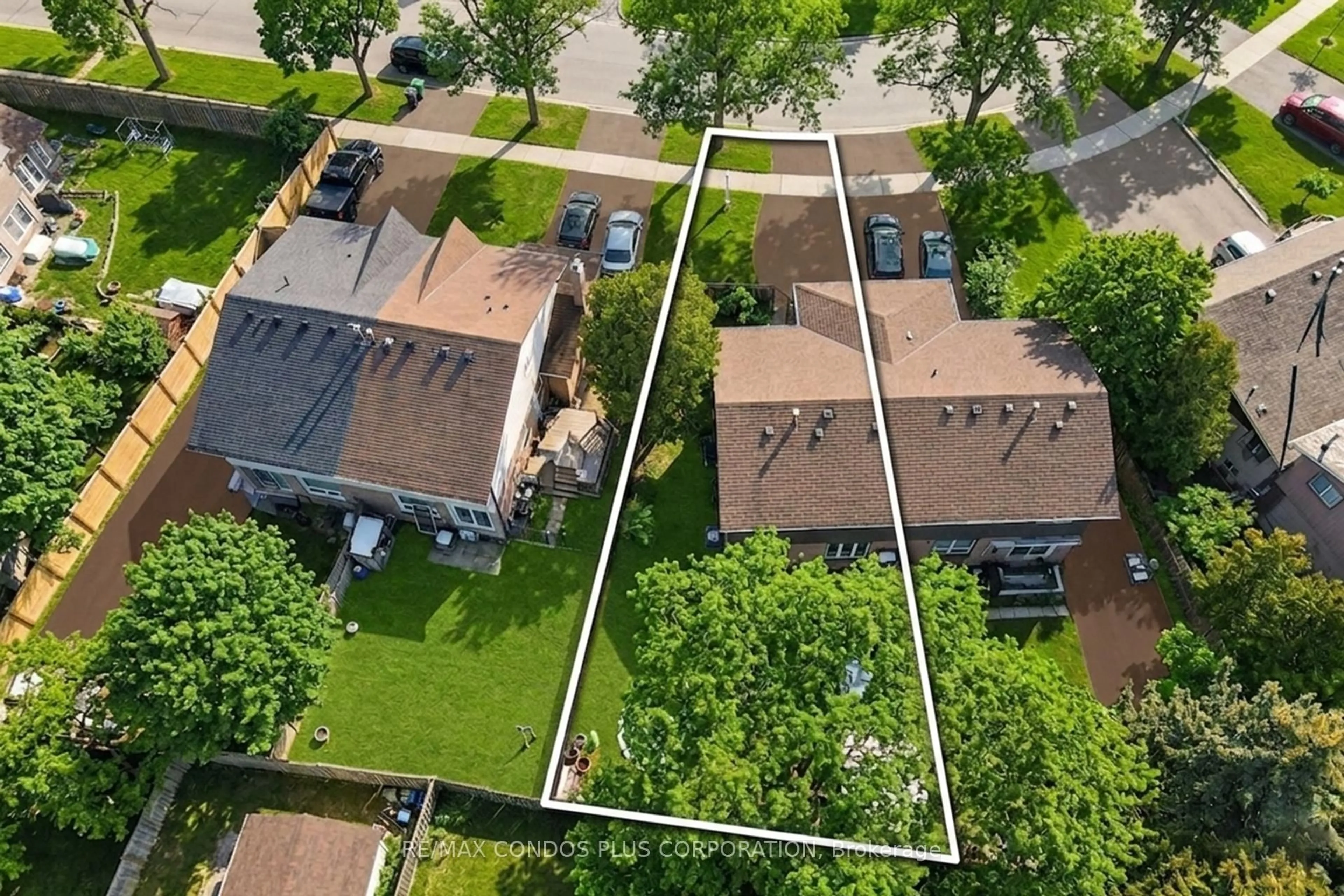 A pic from outside/outdoor area/front of a property/back of a property/a pic from drone, street for 6956 Cadiz Cres, Mississauga Ontario L5N 1Y4