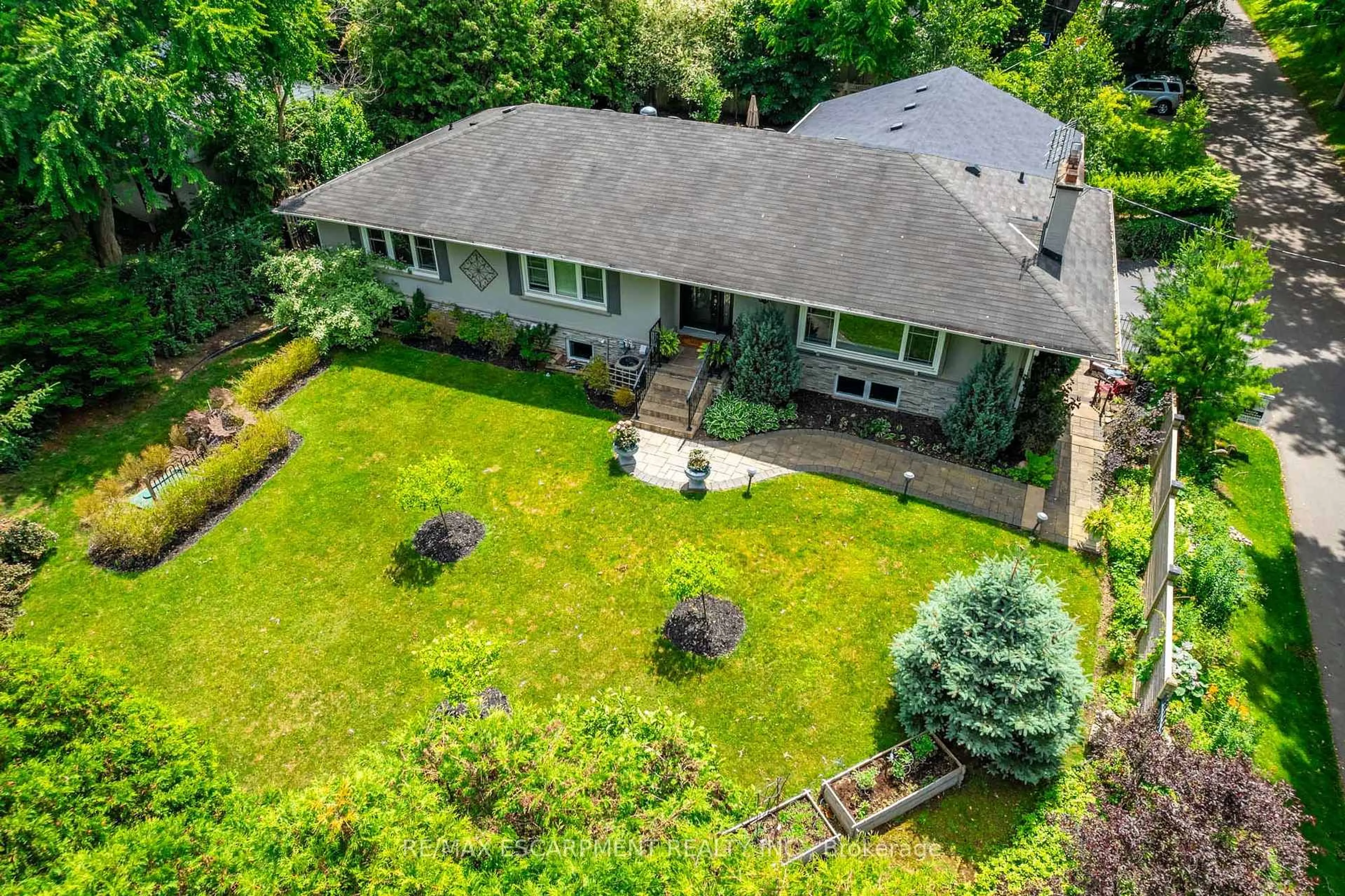 A pic from outside/outdoor area/front of a property/back of a property/a pic from drone, street for 4306 Lakeshore Rd, Burlington Ontario L7L 1A8