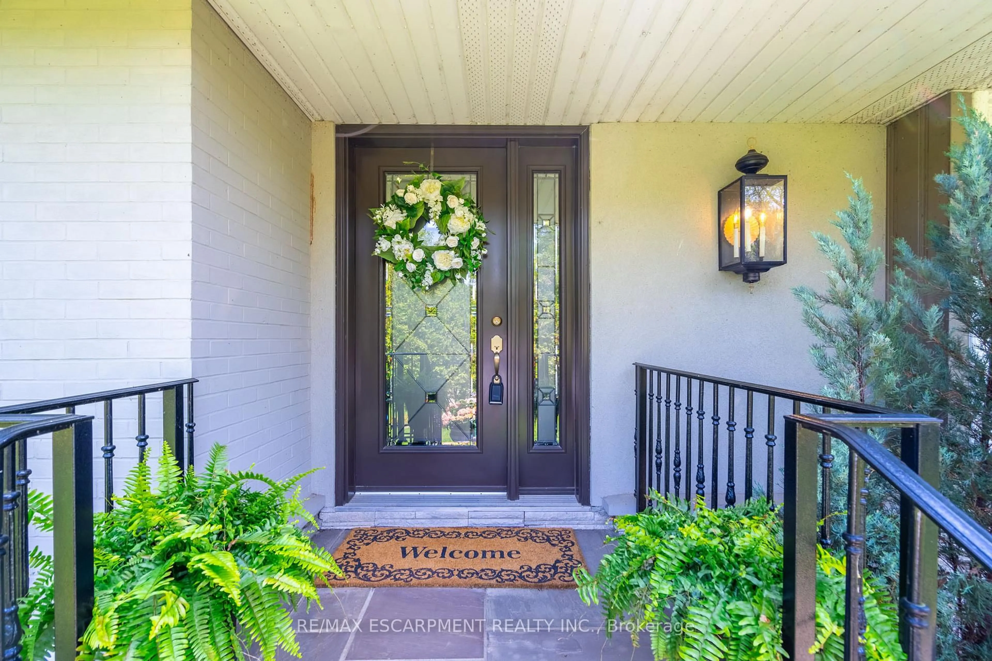 Indoor entryway for 4306 Lakeshore Rd, Burlington Ontario L7L 1A8