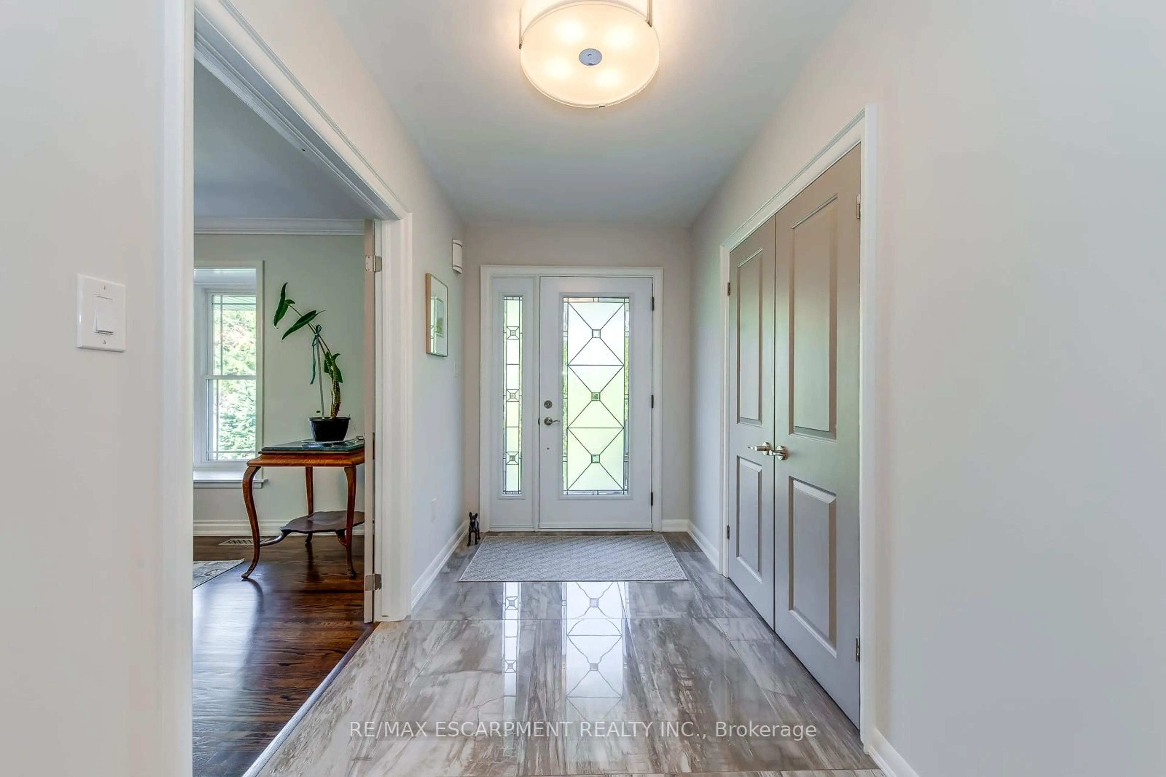 Indoor entryway for 4306 Lakeshore Rd, Burlington Ontario L7L 1A8