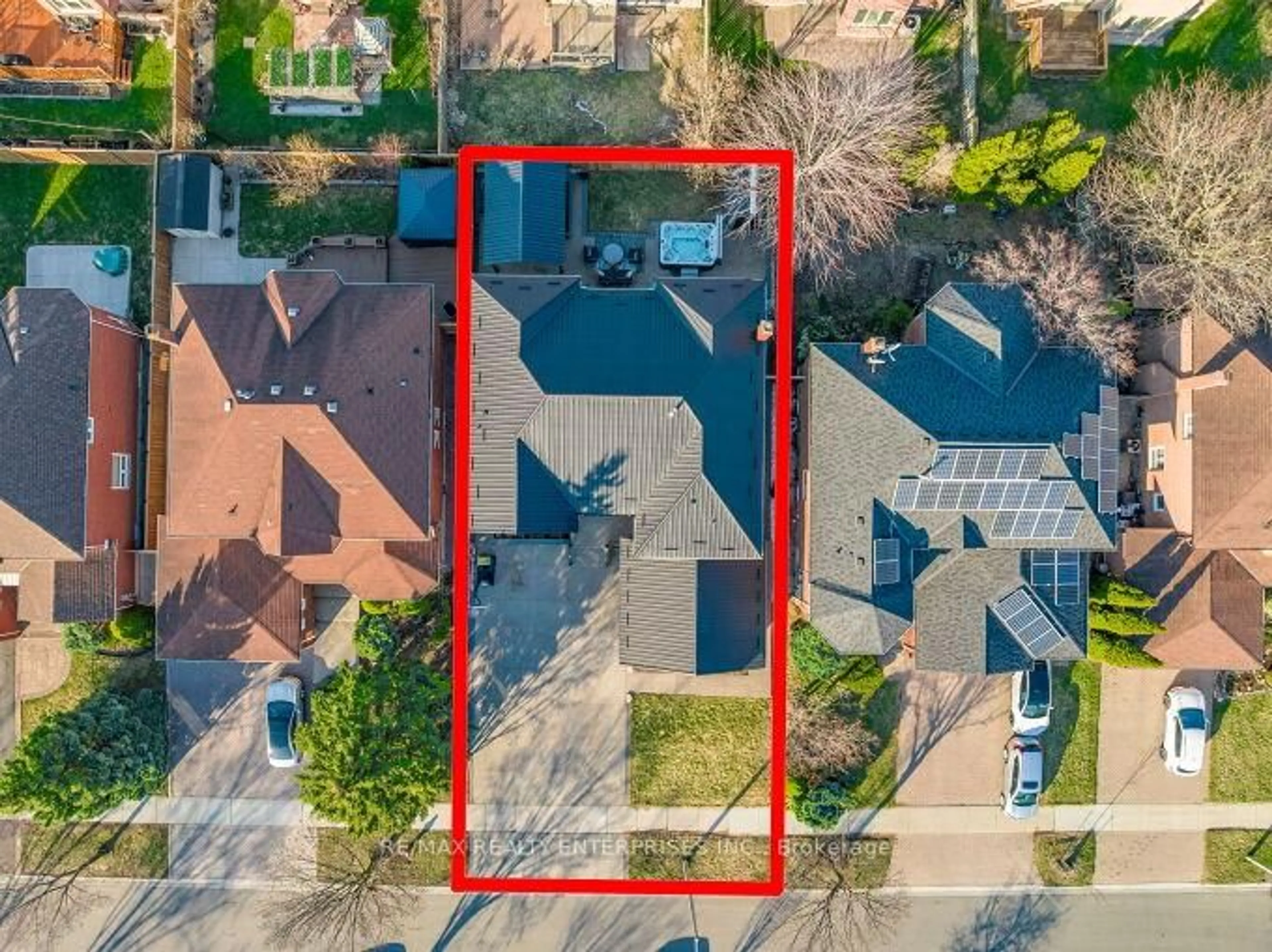 A pic from outside/outdoor area/front of a property/back of a property/a pic from drone, street for 5683 Oldcastle Cres, Mississauga Ontario L5M 4X6