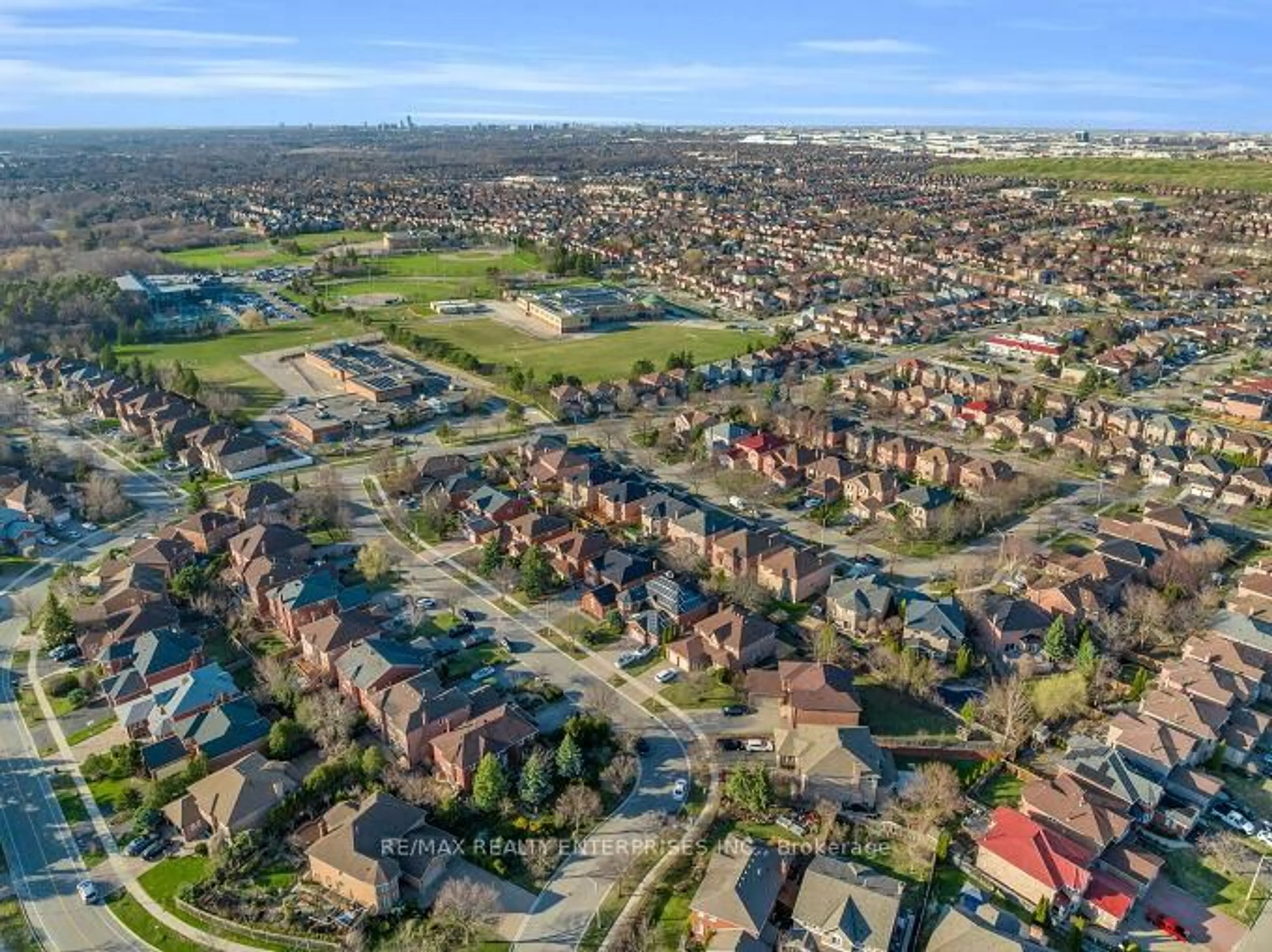 A pic from outside/outdoor area/front of a property/back of a property/a pic from drone, street for 5683 Oldcastle Cres, Mississauga Ontario L5M 4X6