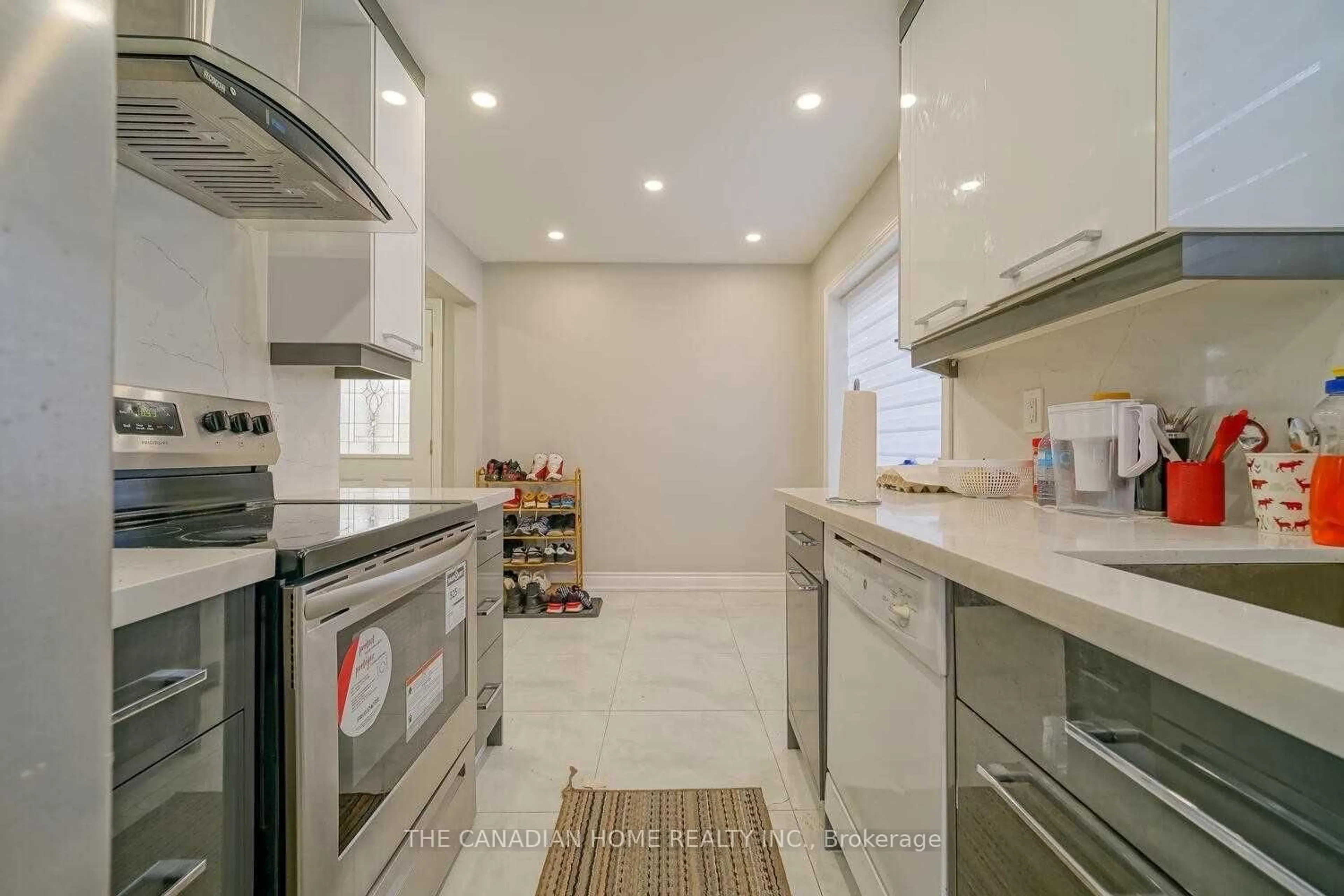 Contemporary kitchen, ceramic/tile floor for 64 Somerset Dr, Brampton Ontario L6Z 1C5