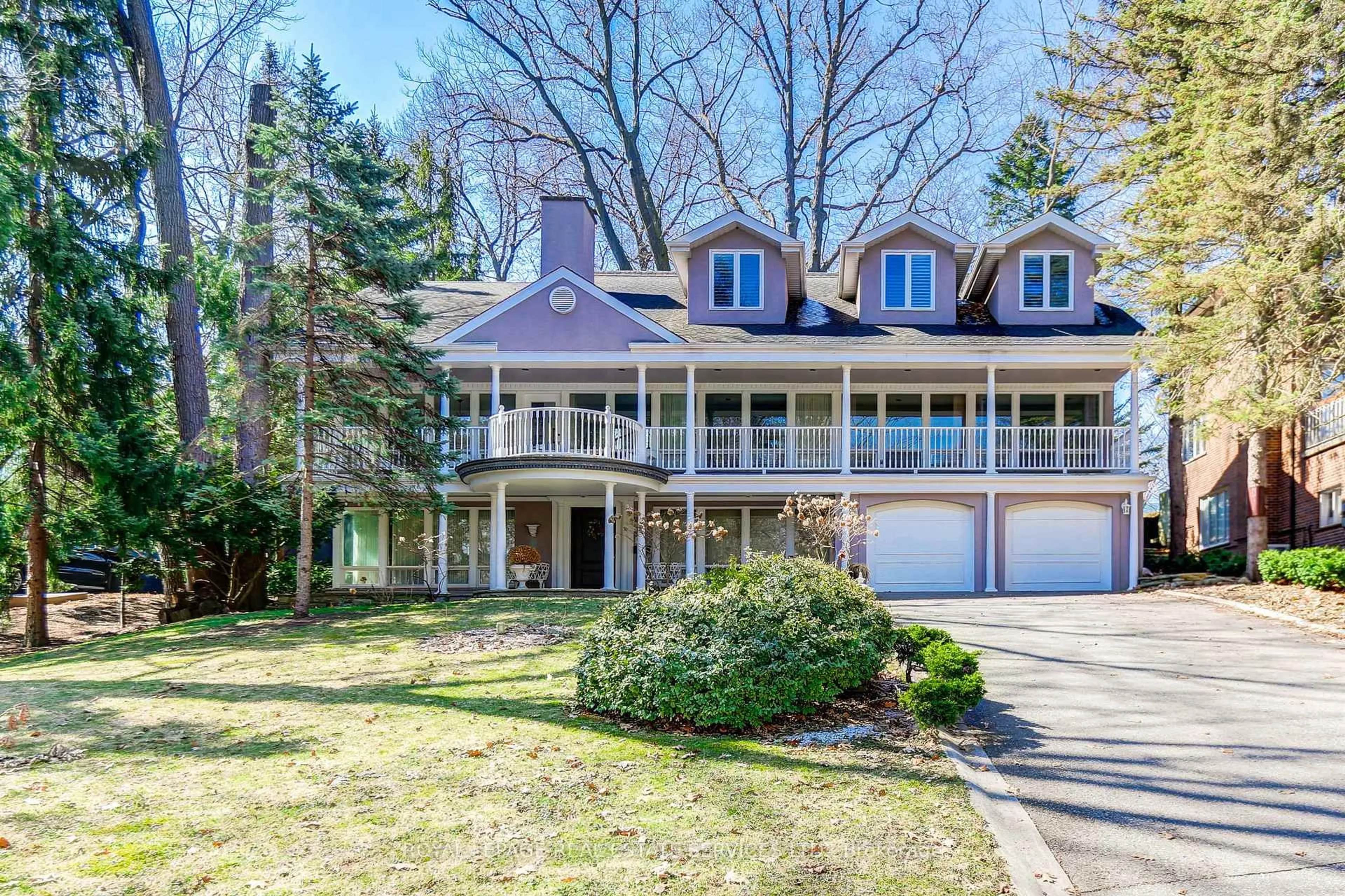 Home with vinyl exterior material, street for 32 Edenbrook Hill, Toronto Ontario M9A 3Z6