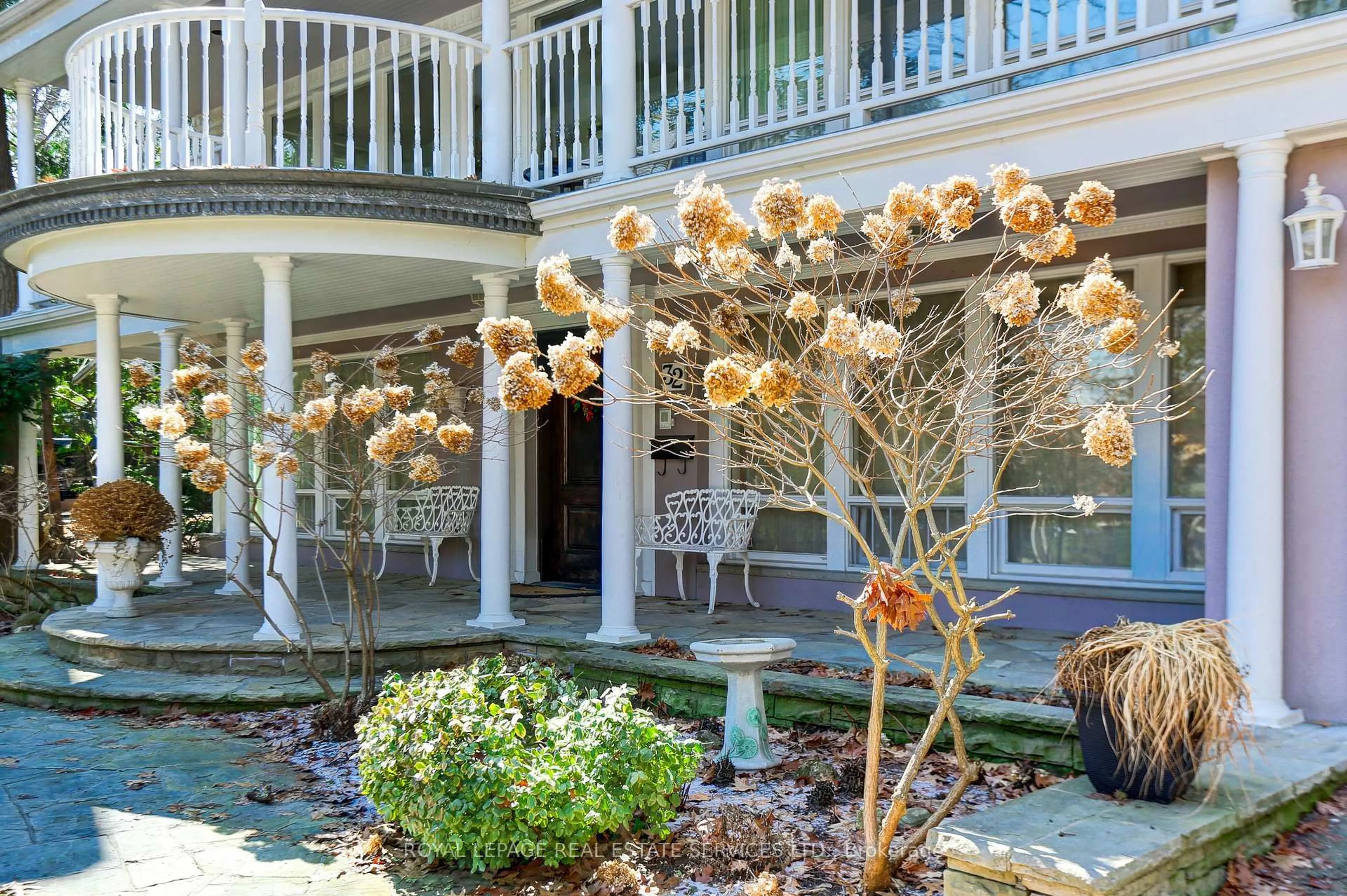 Patio, street for 32 Edenbrook Hill, Toronto Ontario M9A 3Z6