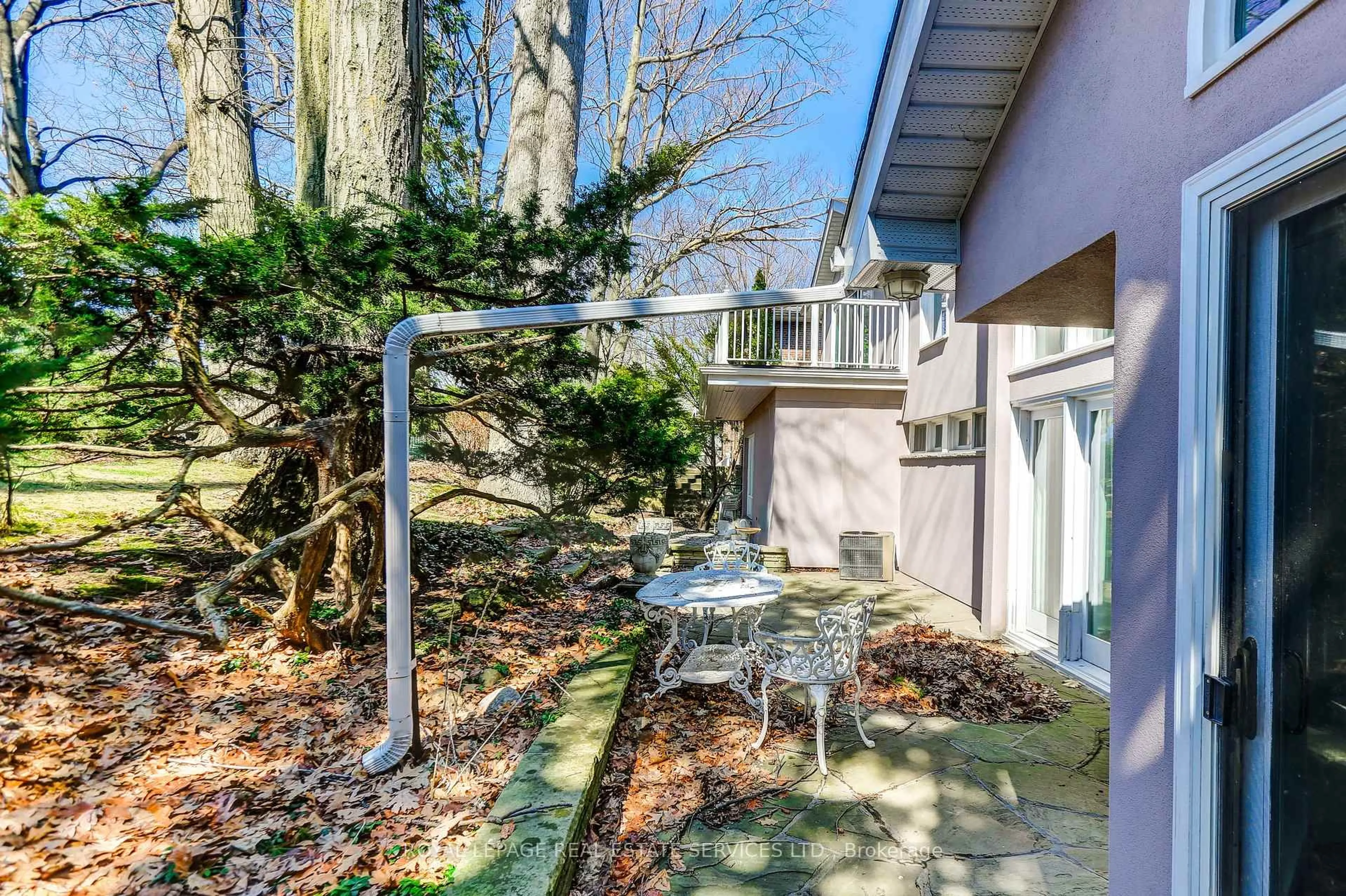 Patio, street for 32 Edenbrook Hill, Toronto Ontario M9A 3Z6