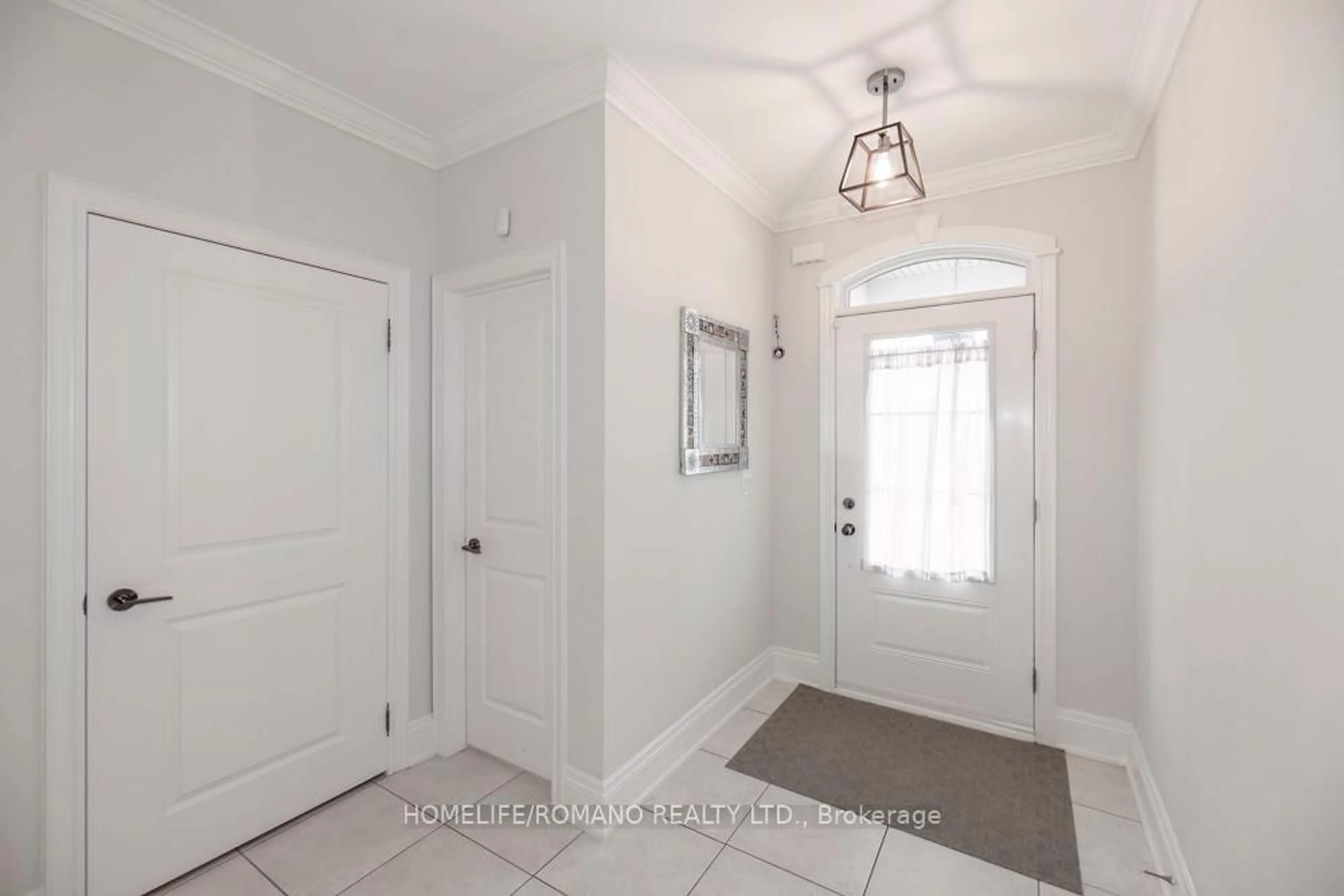 Indoor entryway for 100 Falstaff Ave, Toronto Ontario M6L 2E4