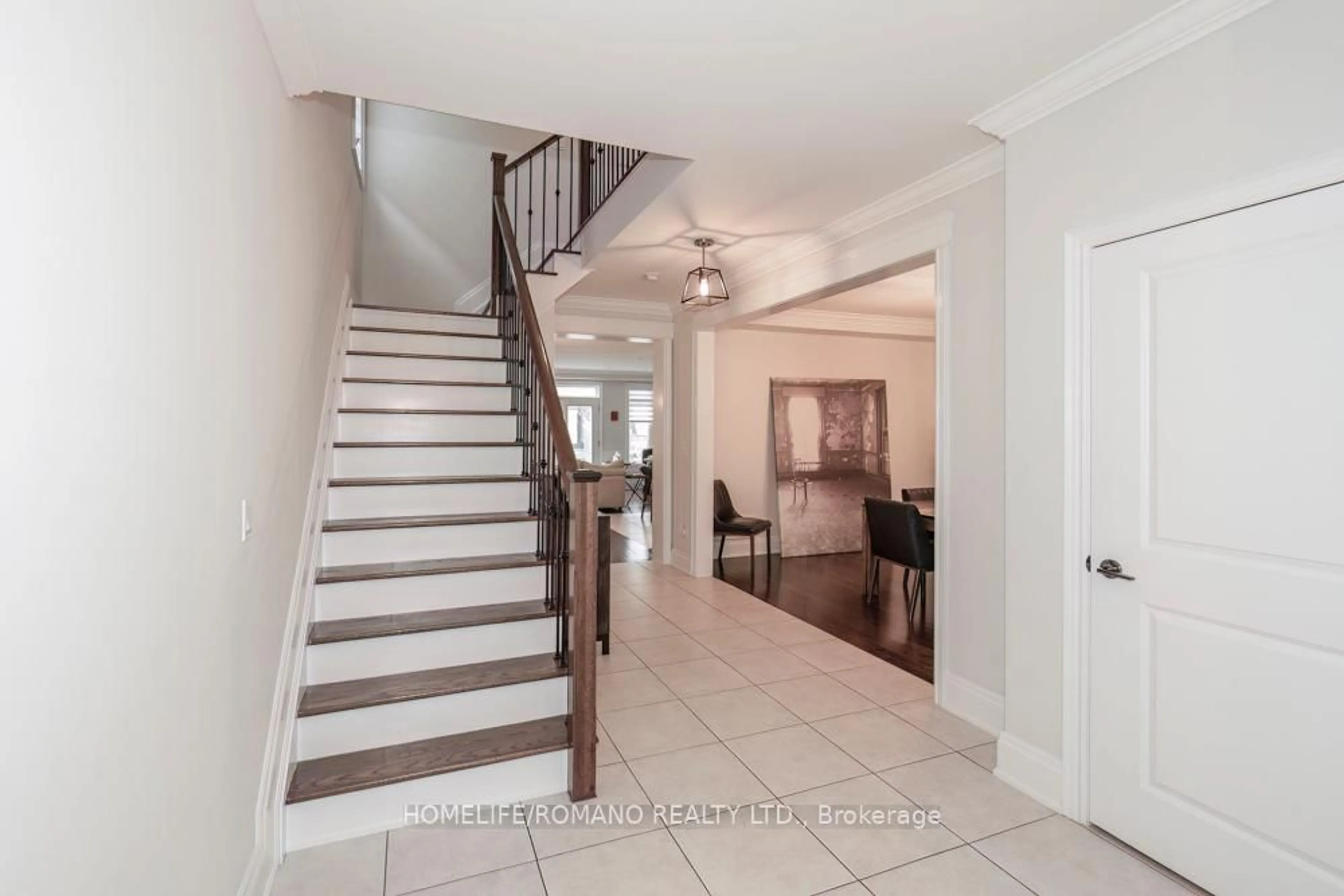 Indoor entryway for 100 Falstaff Ave, Toronto Ontario M6L 2E4