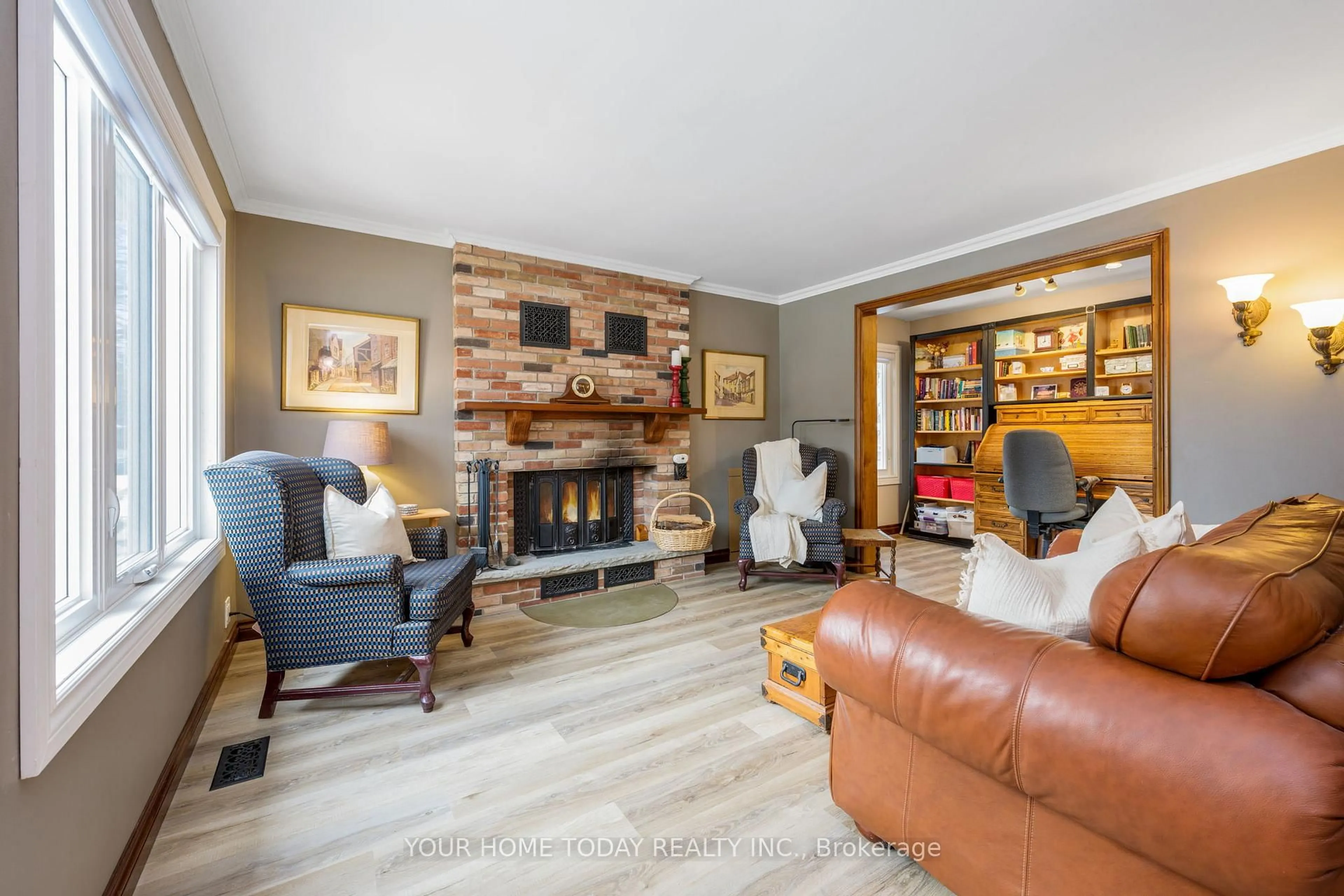 Living room with furniture, wood/laminate floor for 20 Elgin St, Halton Hills Ontario L7G 3M3