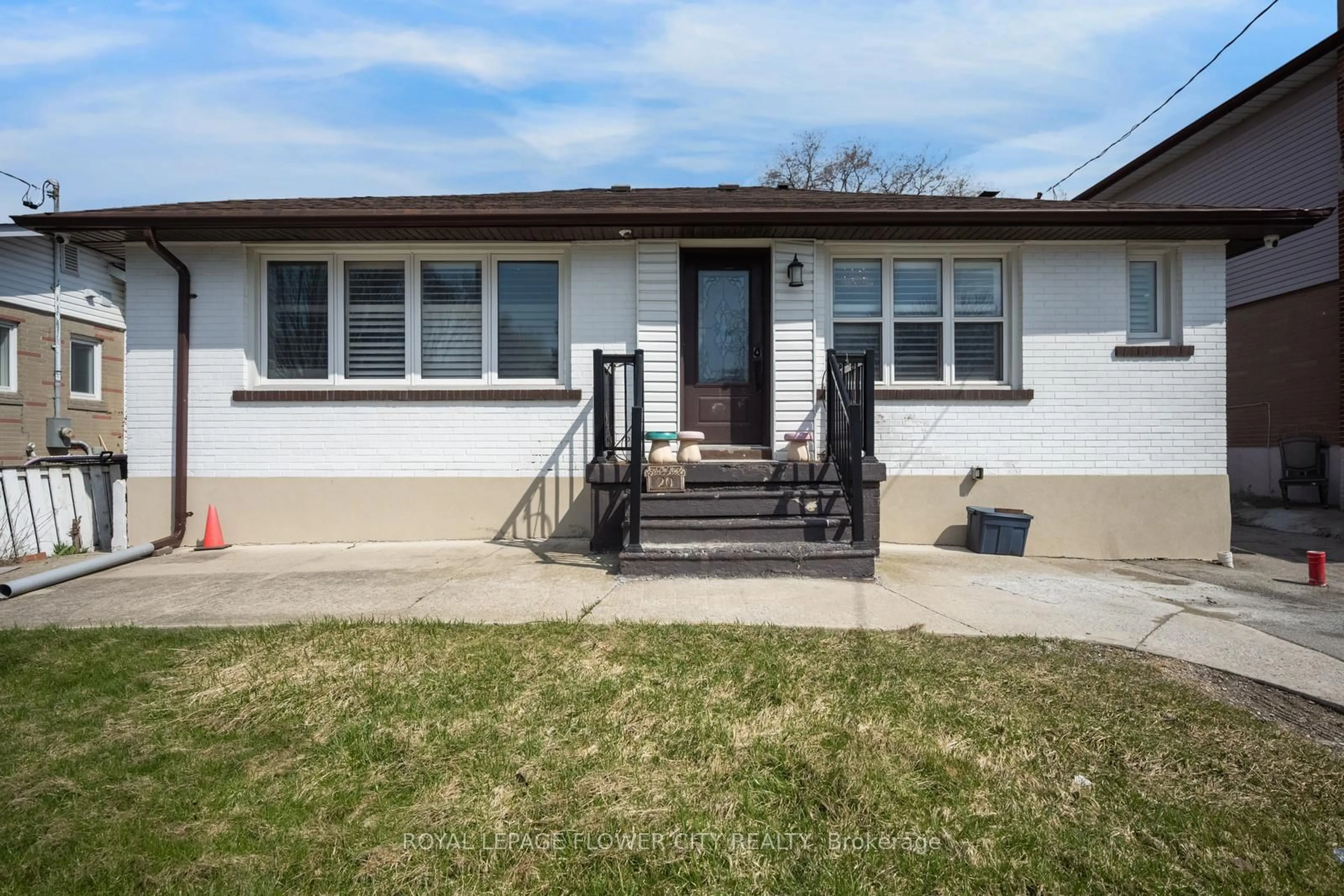 Home with vinyl exterior material, street for 20 N Alarton St, Mississauga Ontario L4T 1J8