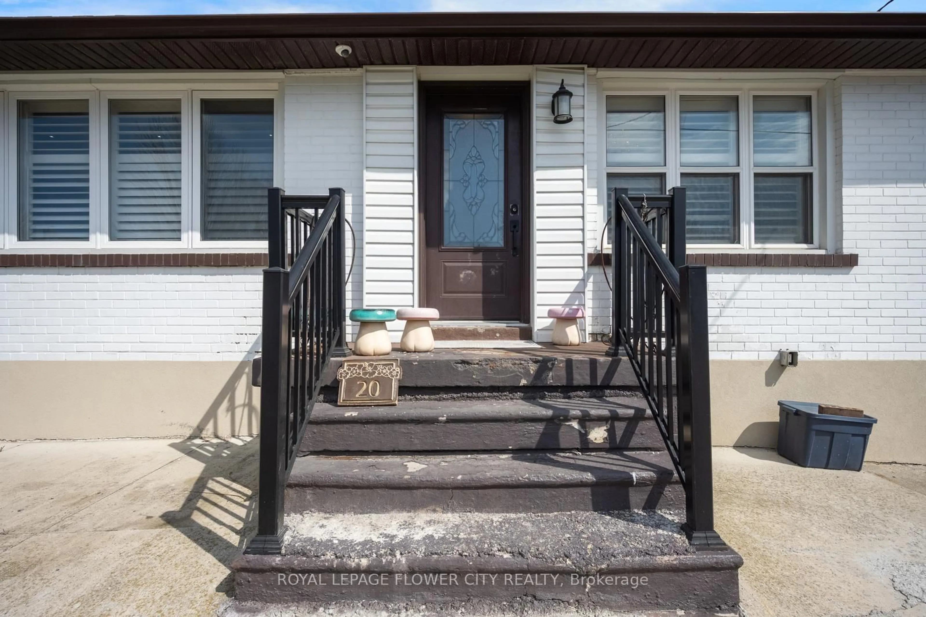 Indoor entryway for 20 N Alarton St, Mississauga Ontario L4T 1J8