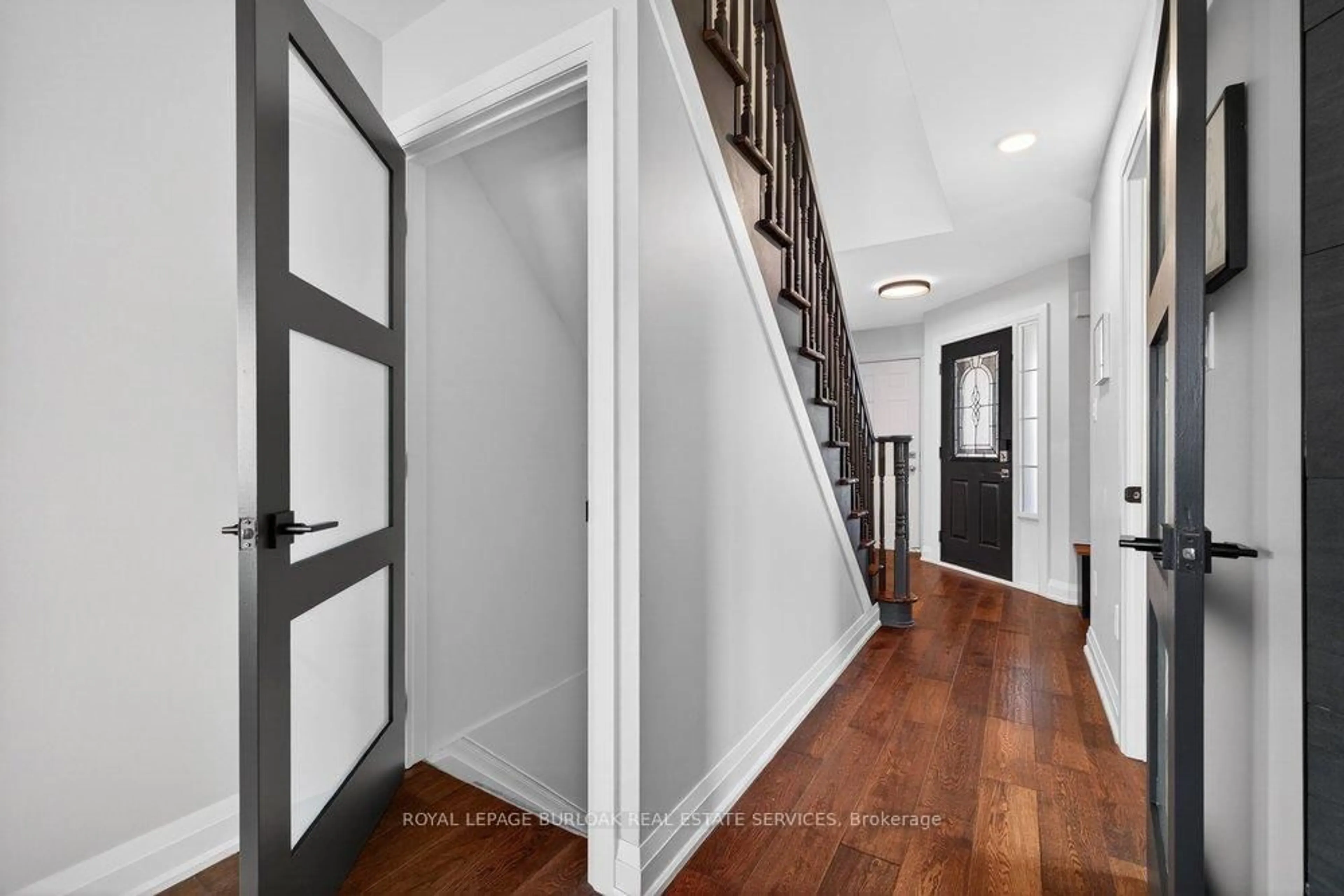 Indoor entryway for 4006 Jarvis Cres, Burlington Ontario L7M 4K1