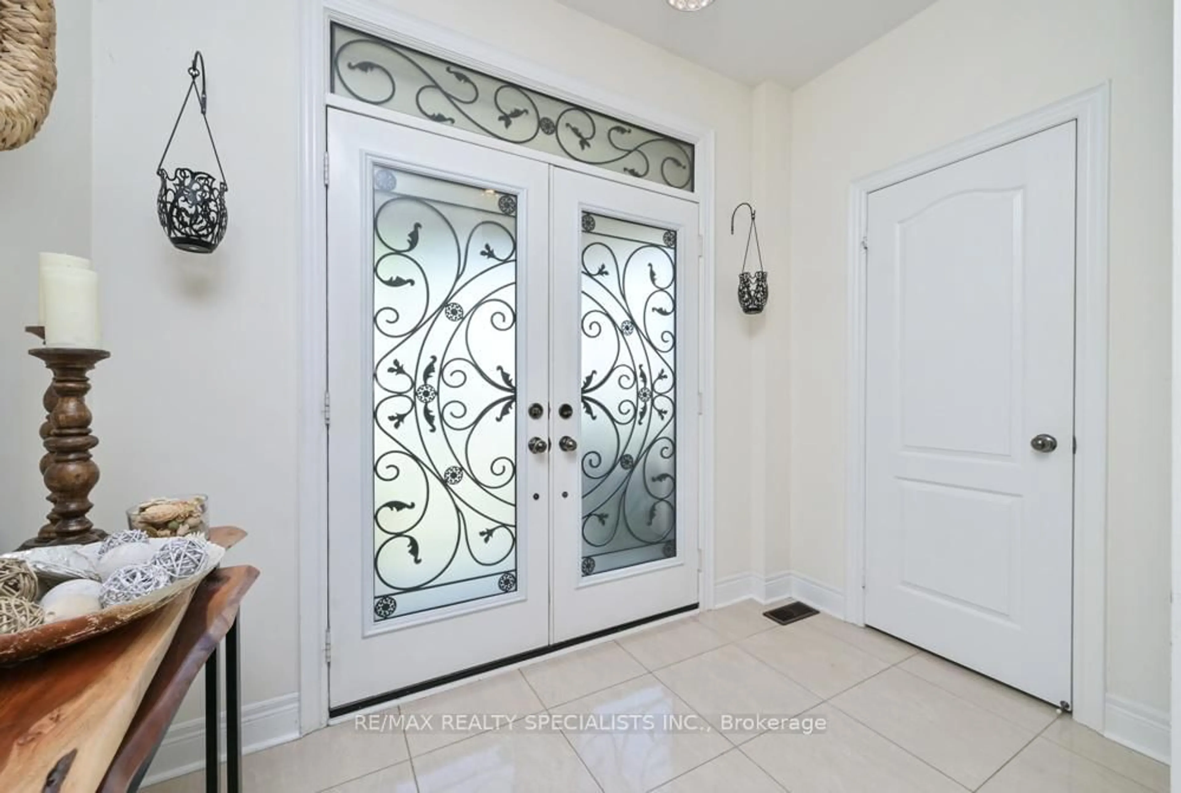 Indoor entryway for 120 Rising Hill Rdge, Brampton Ontario L6Y 6B2