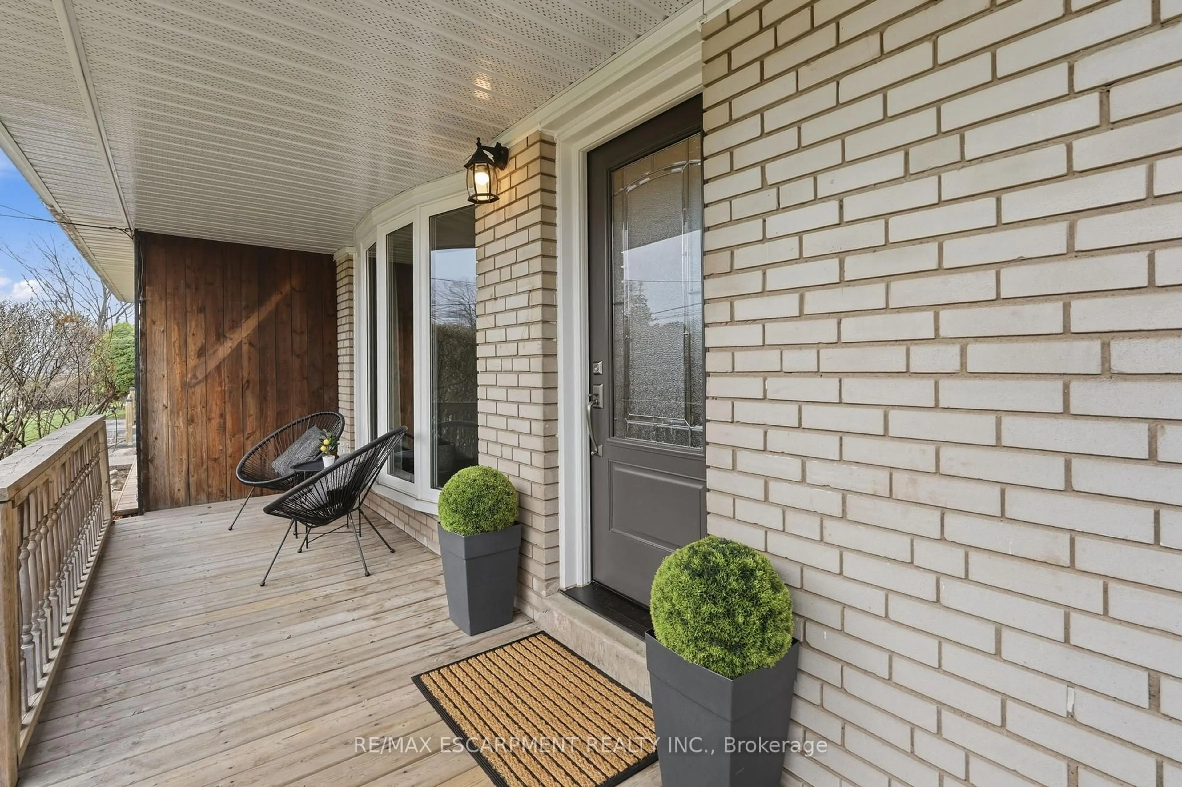 Indoor entryway for 4487 Bennett Rd, Burlington Ontario L7L 1Y5