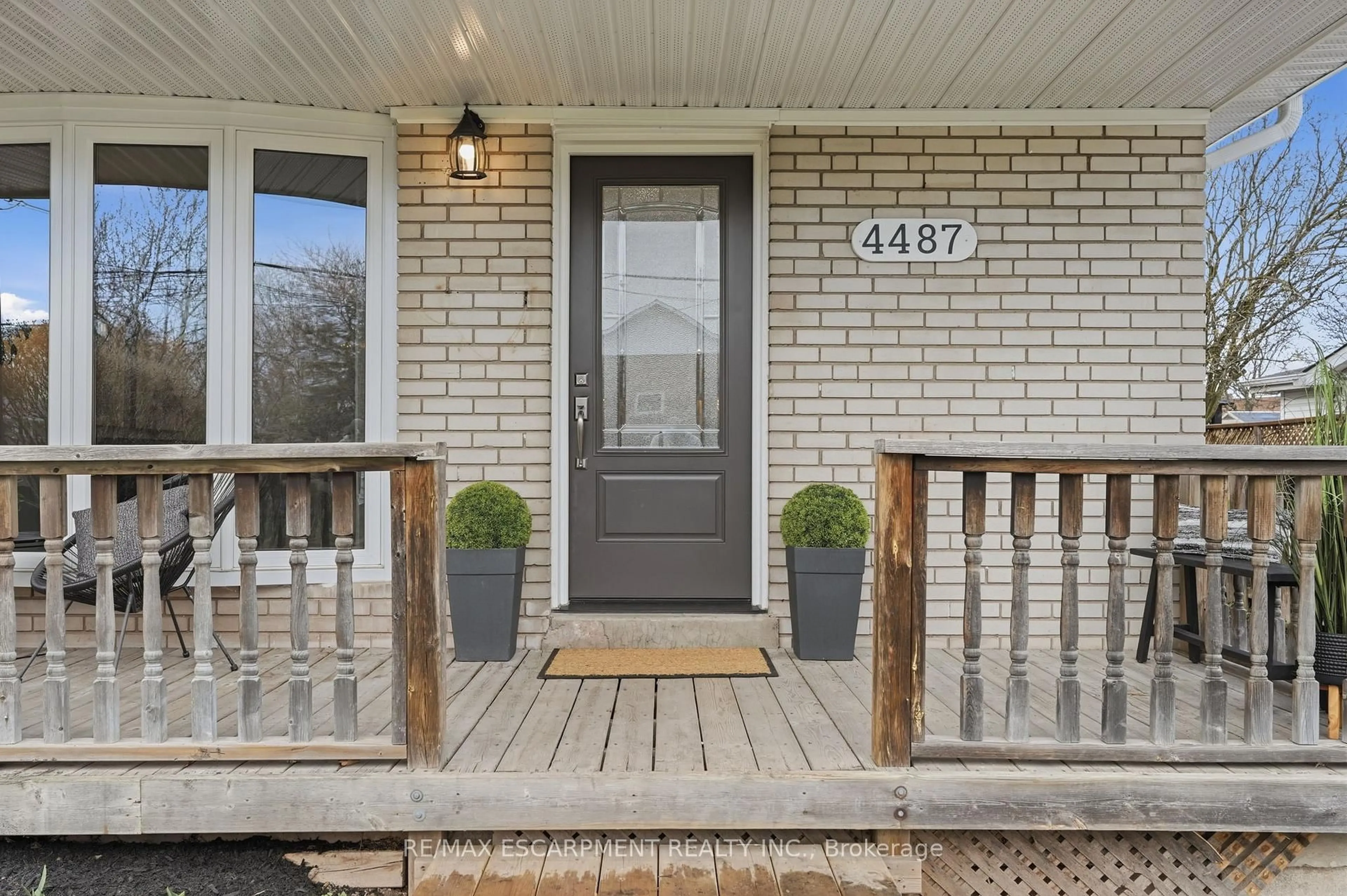 Indoor entryway for 4487 Bennett Rd, Burlington Ontario L7L 1Y5
