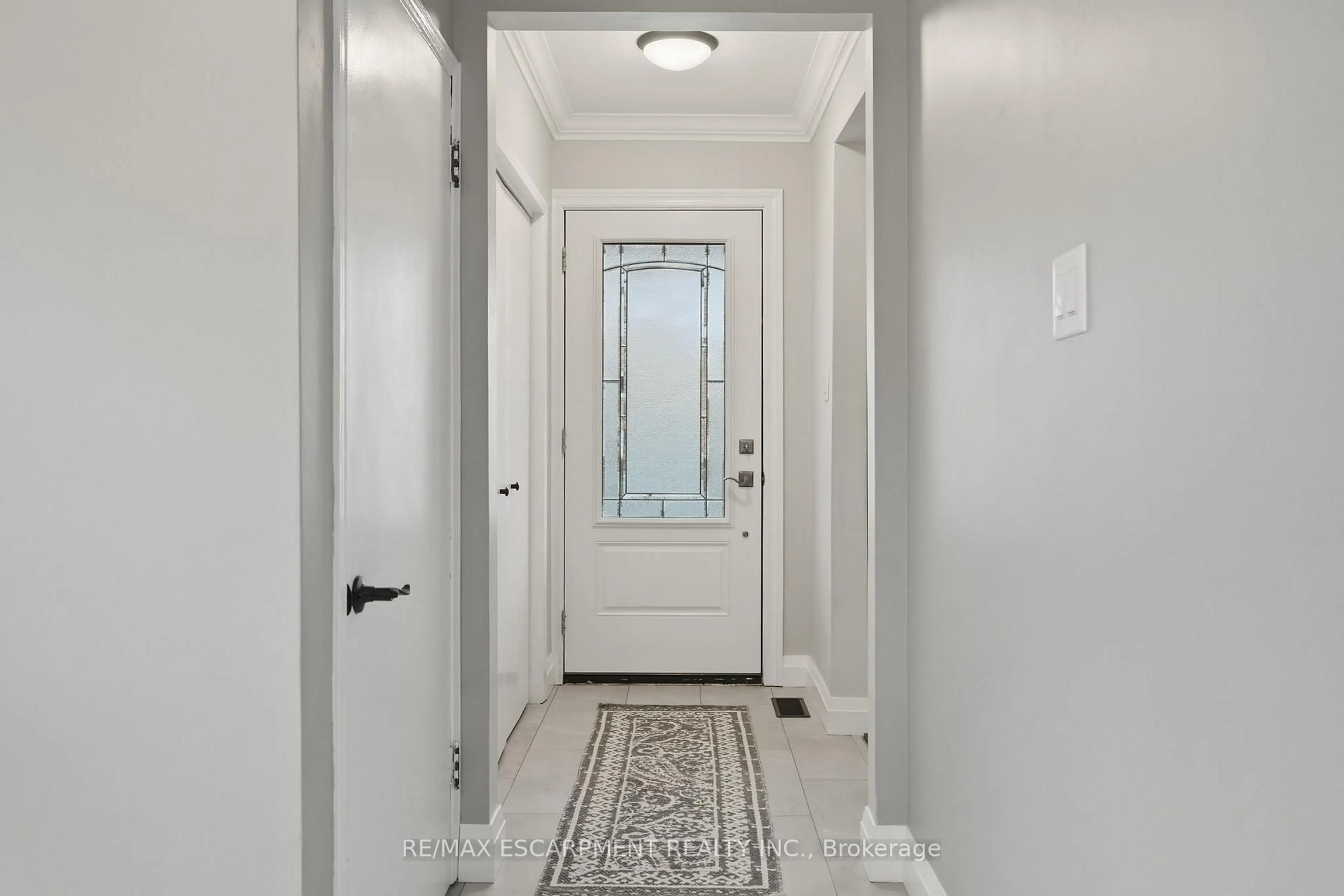 Indoor entryway for 4487 Bennett Rd, Burlington Ontario L7L 1Y5