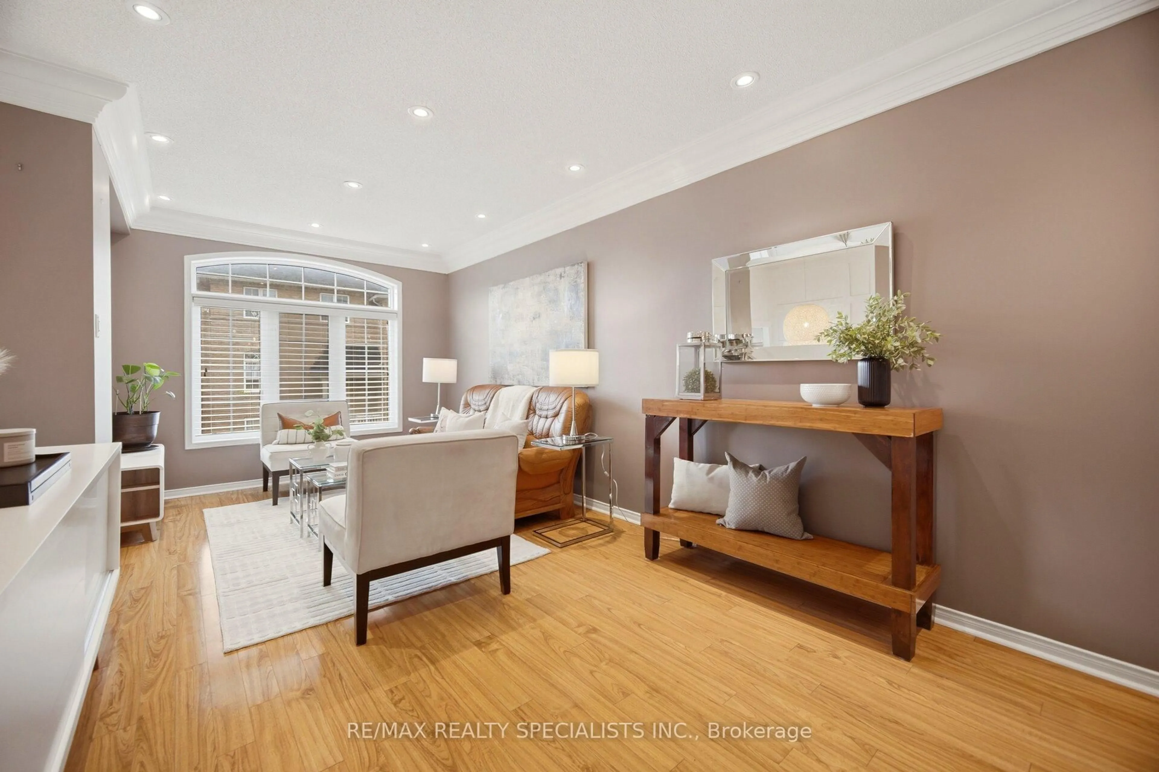 Living room with furniture, wood/laminate floor for 3378 Redpath Circ, Mississauga Ontario L5N 8R1