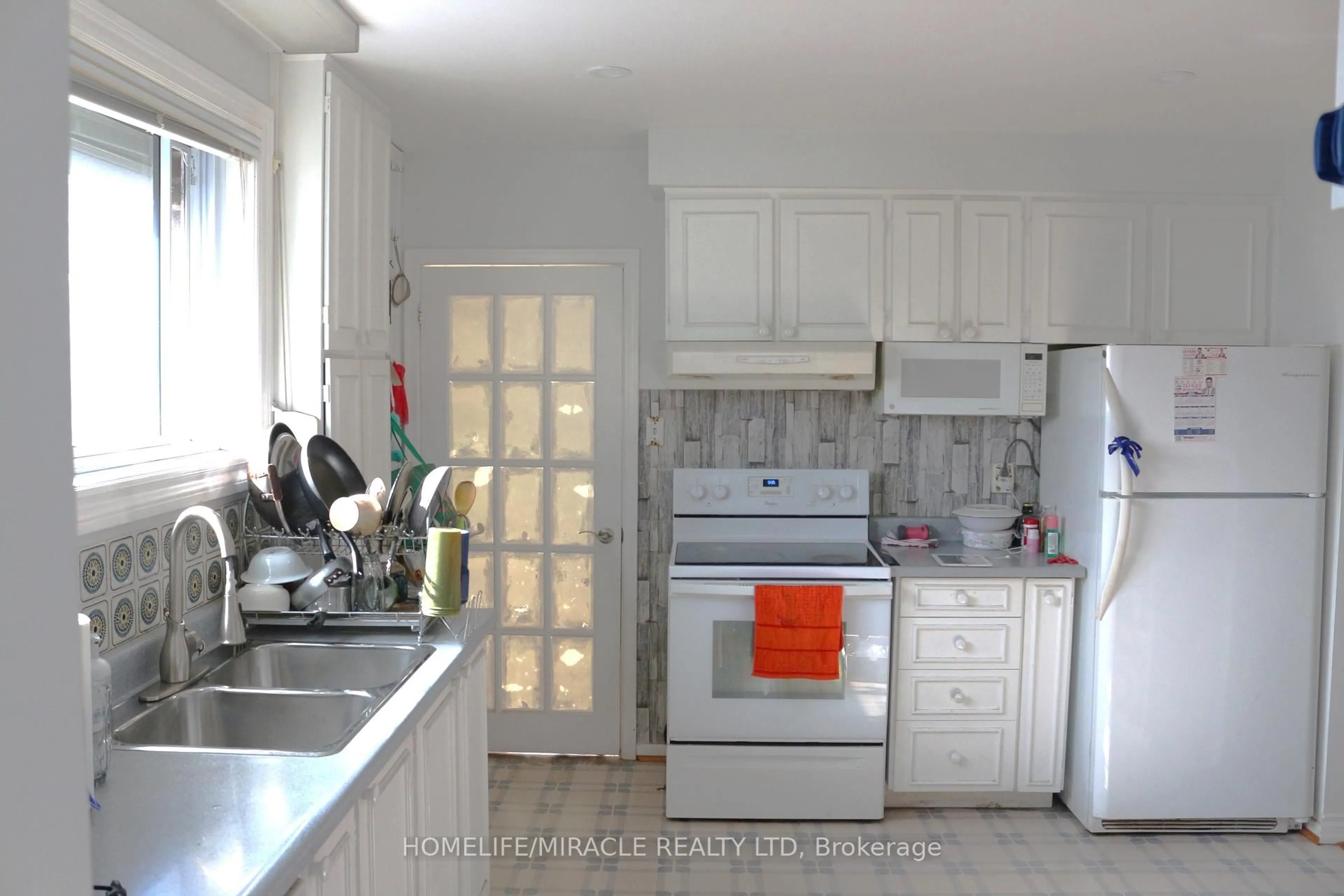 Standard kitchen, ceramic/tile floor for 53 Ascot Ave, Brampton Ontario L6T 2P3