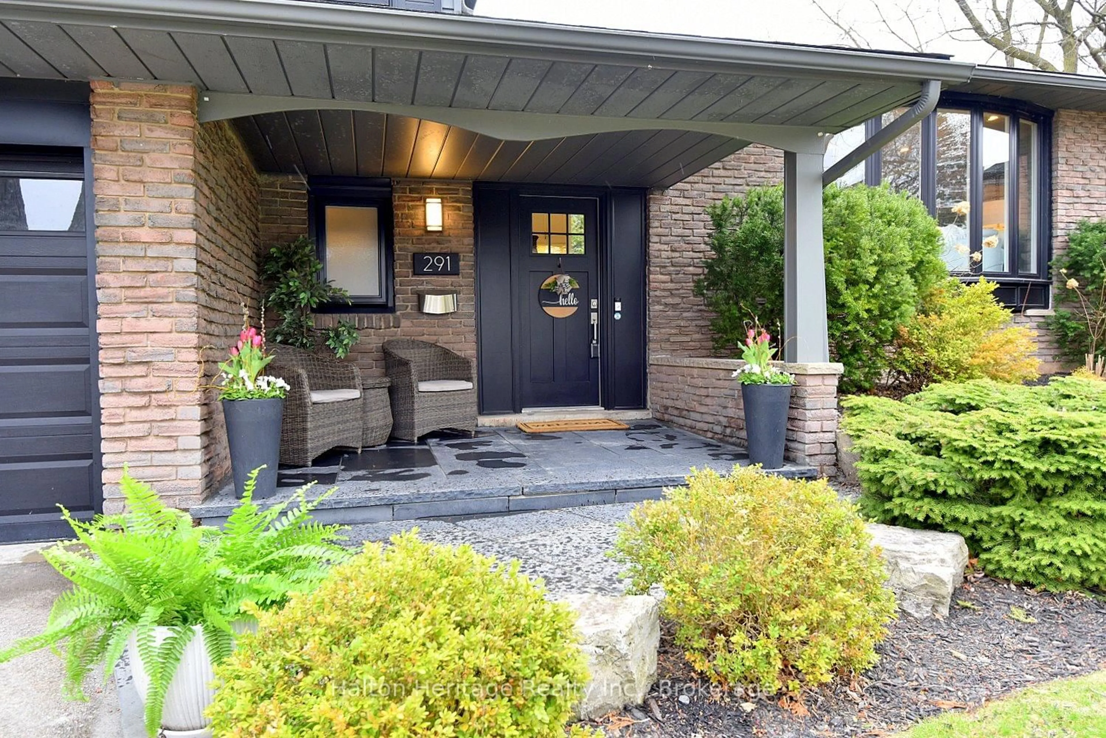Indoor entryway for 291 Carla Crt, Burlington Ontario L7L 1P4