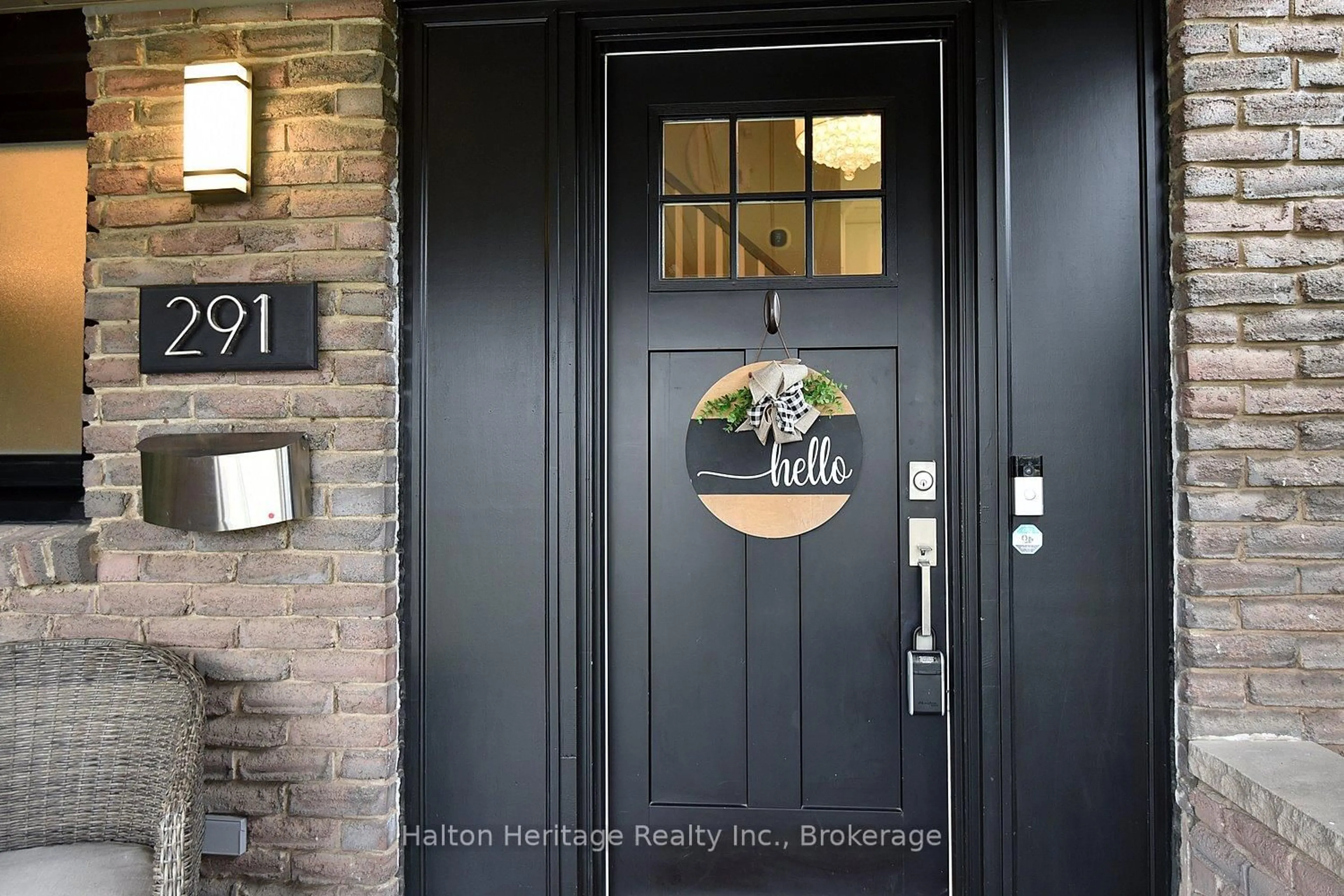 Indoor entryway for 291 Carla Crt, Burlington Ontario L7L 1P4