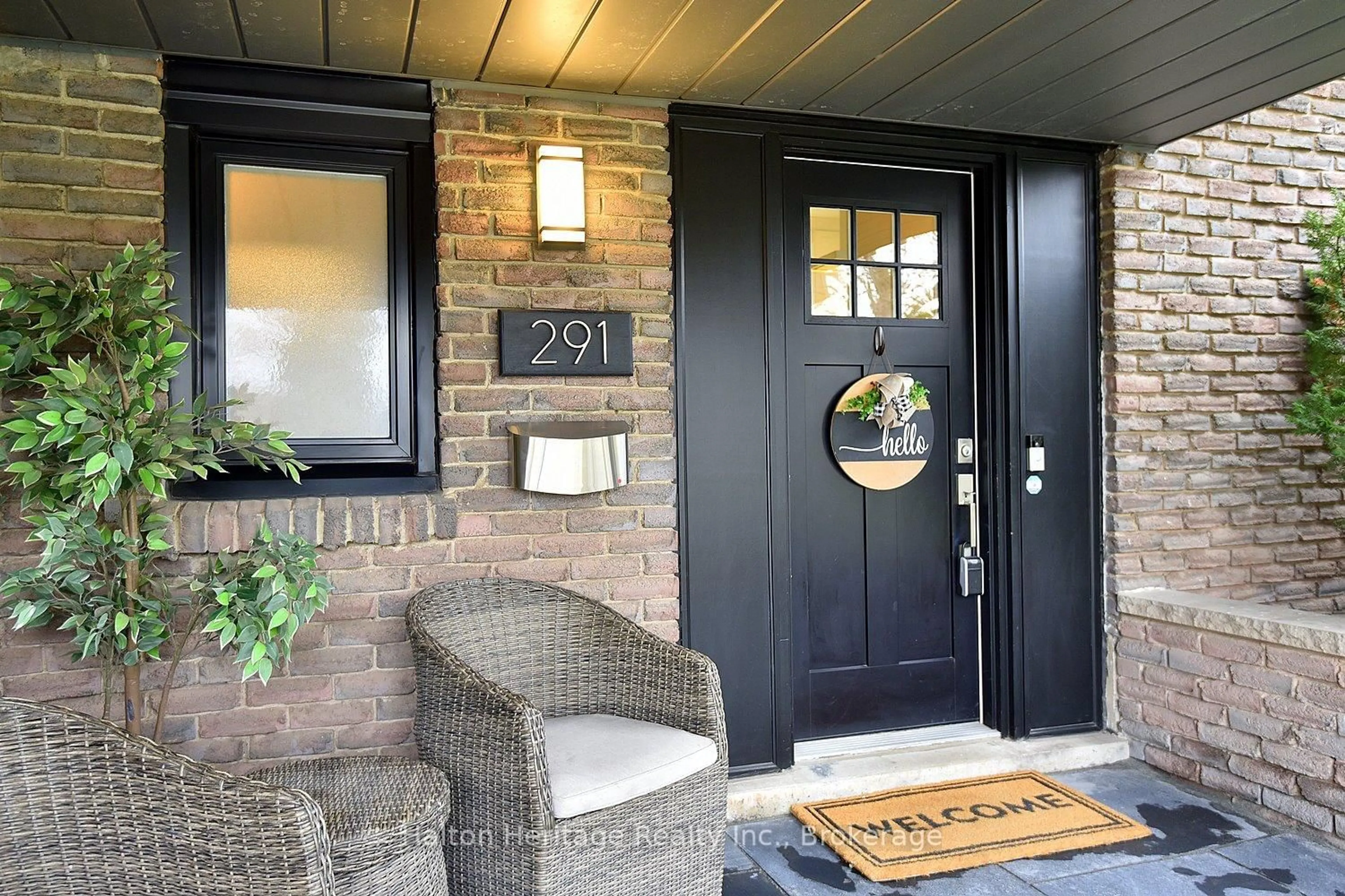 Indoor entryway for 291 Carla Crt, Burlington Ontario L7L 1P4