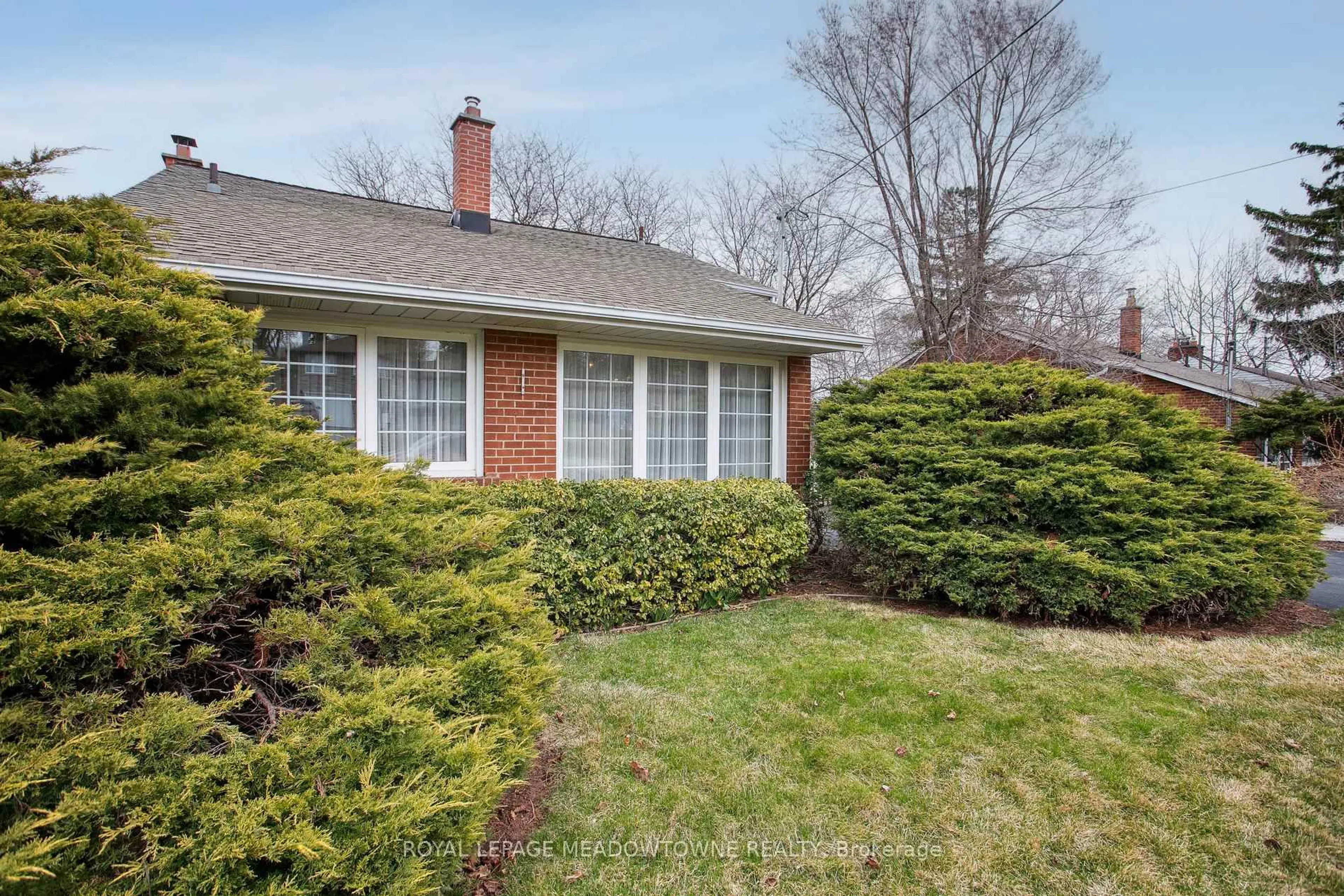 Home with brick exterior material, street for 123 Vista Dr, Mississauga Ontario L5M 1W2