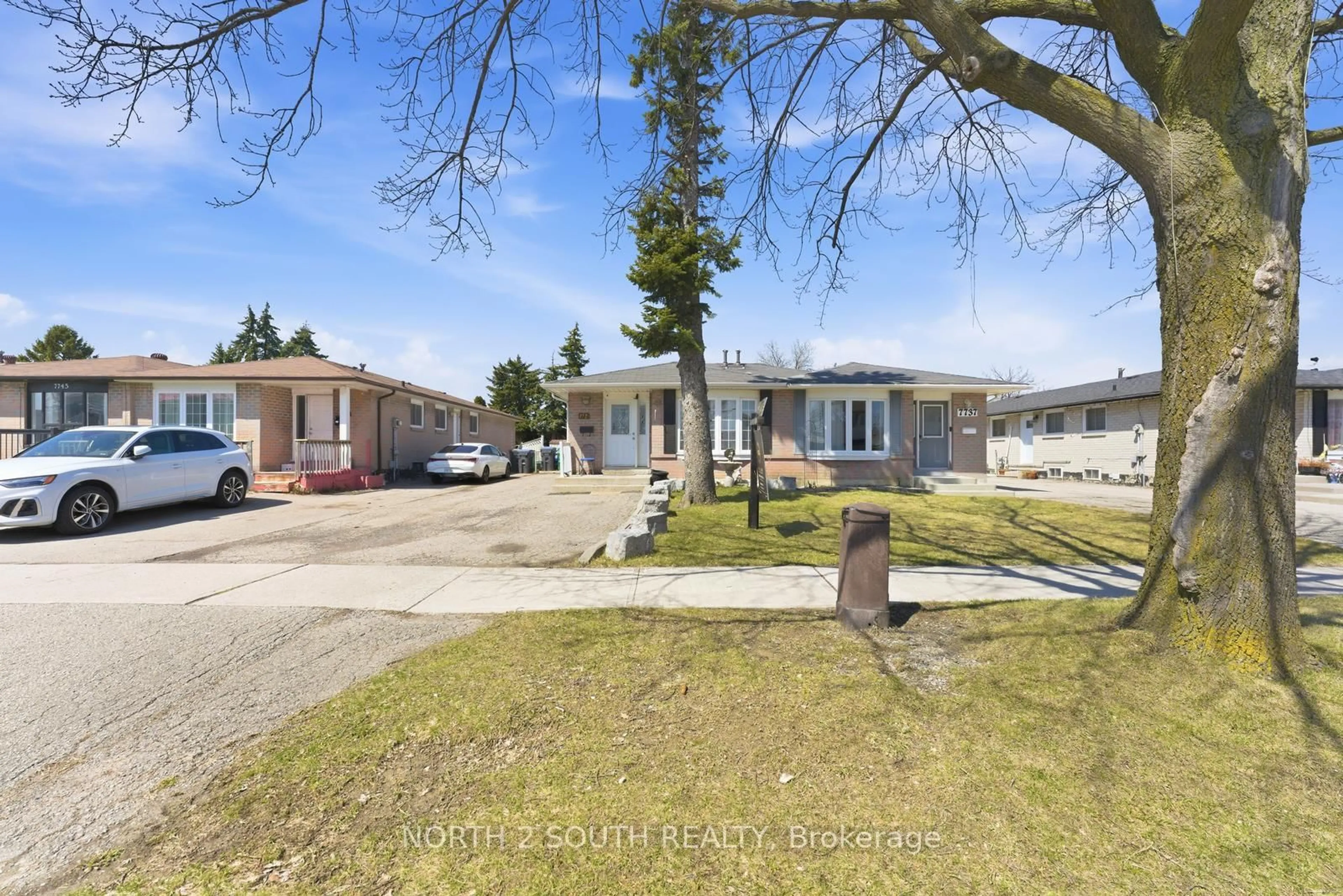 A pic from outside/outdoor area/front of a property/back of a property/a pic from drone, street for 7739 Priory Cres, Mississauga Ontario L4T 3H6