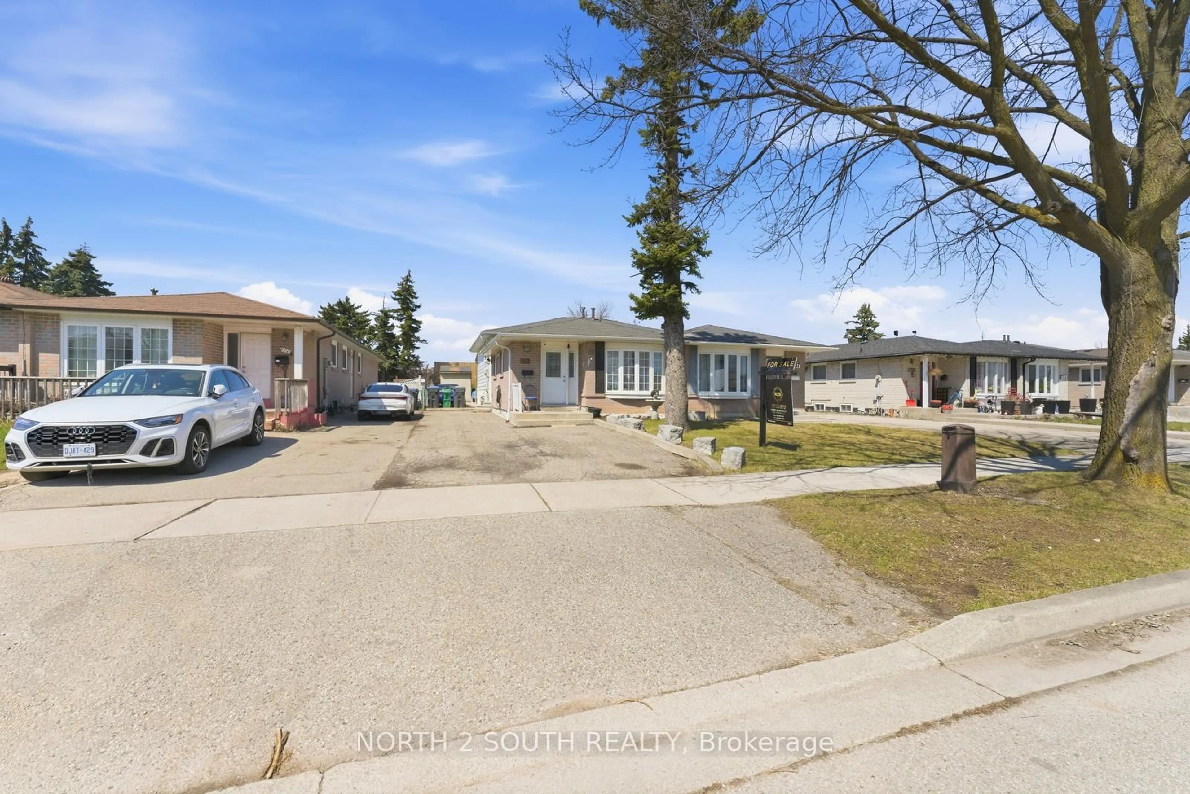 A pic from outside/outdoor area/front of a property/back of a property/a pic from drone, street for 7739 Priory Cres, Mississauga Ontario L4T 3H6