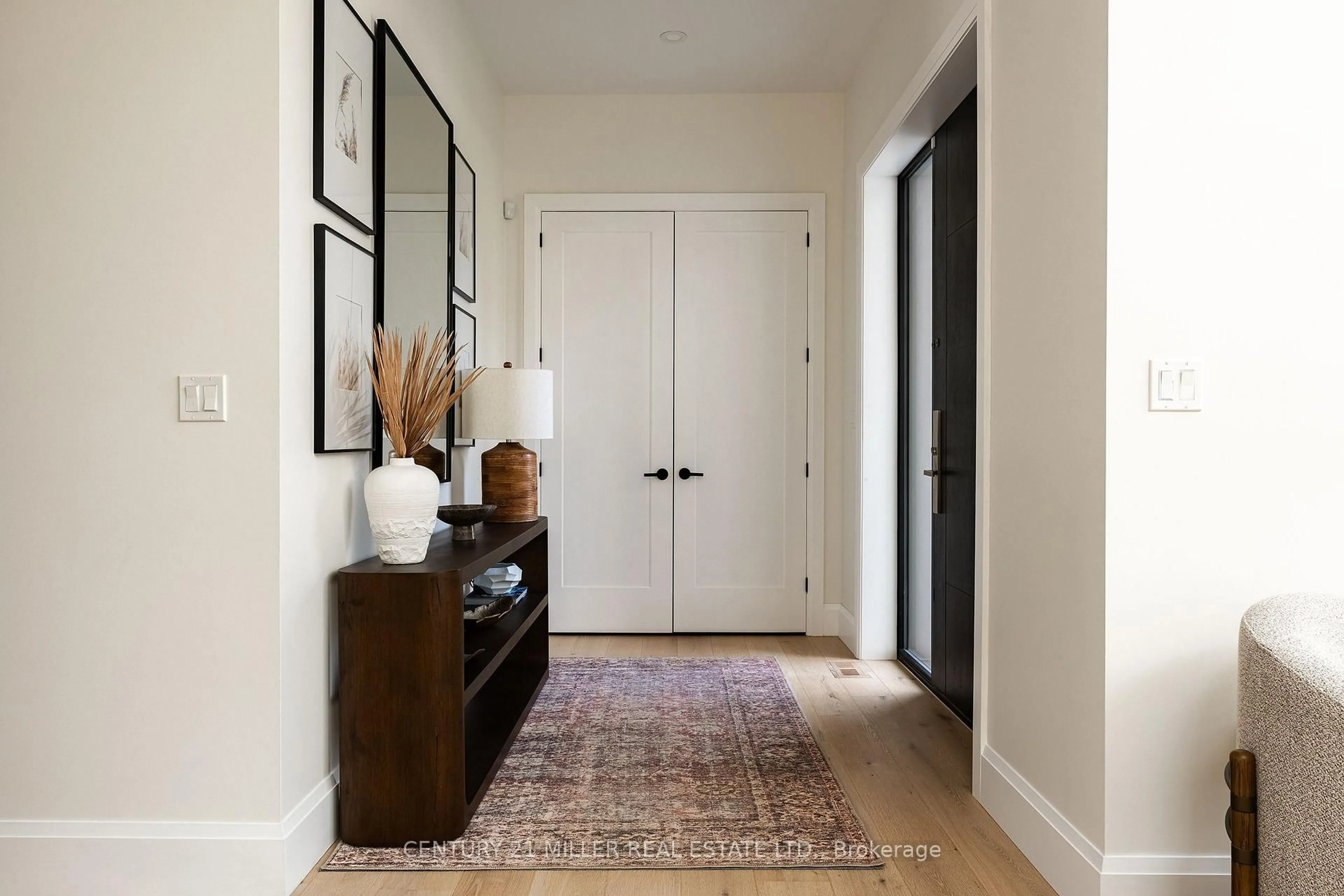 Indoor entryway for 1187 Sarta Rd, Oakville Ontario L6L 2P4