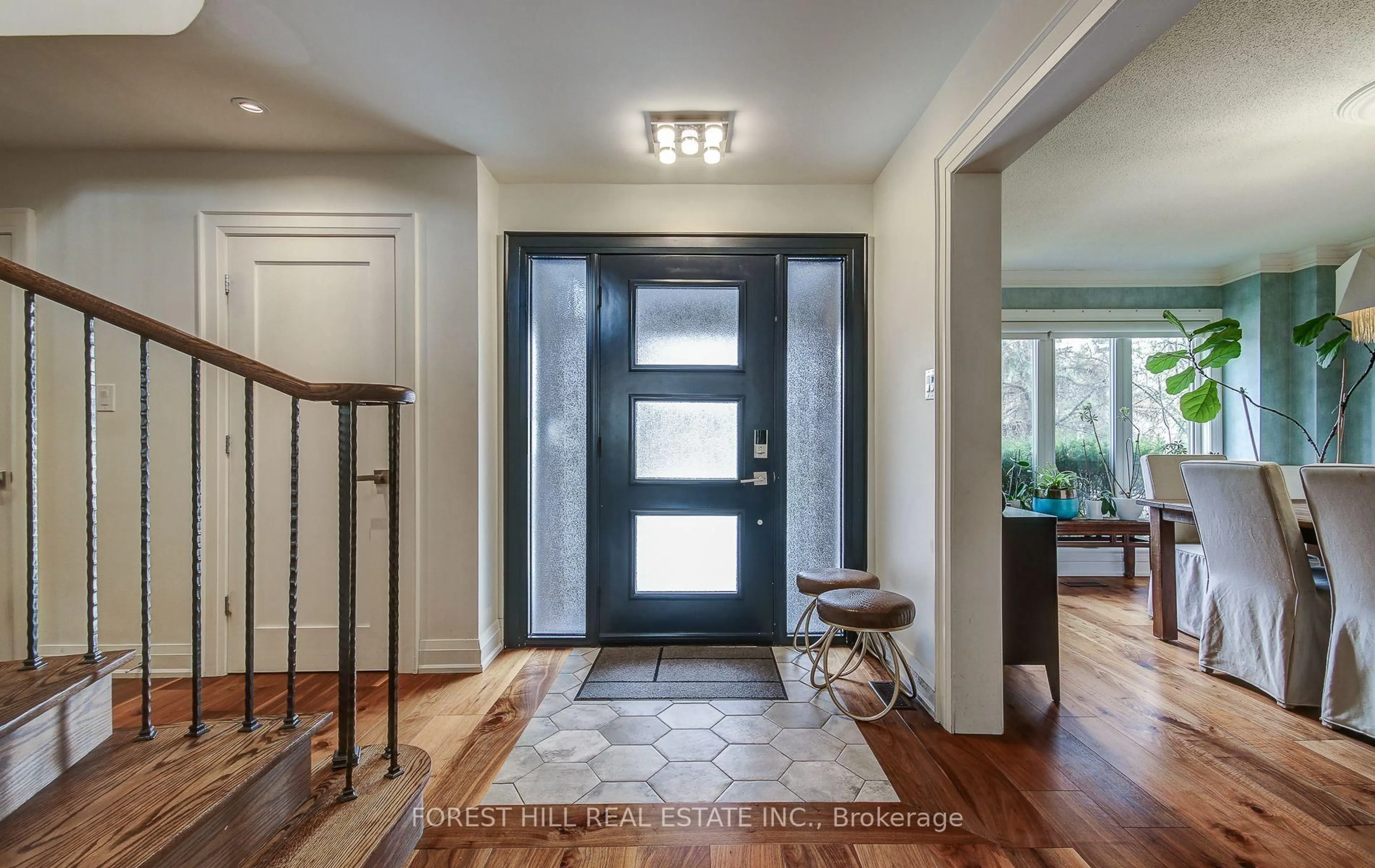 Indoor entryway for 1260 Mapleridge Cres, Oakville Ontario L6M 2H1