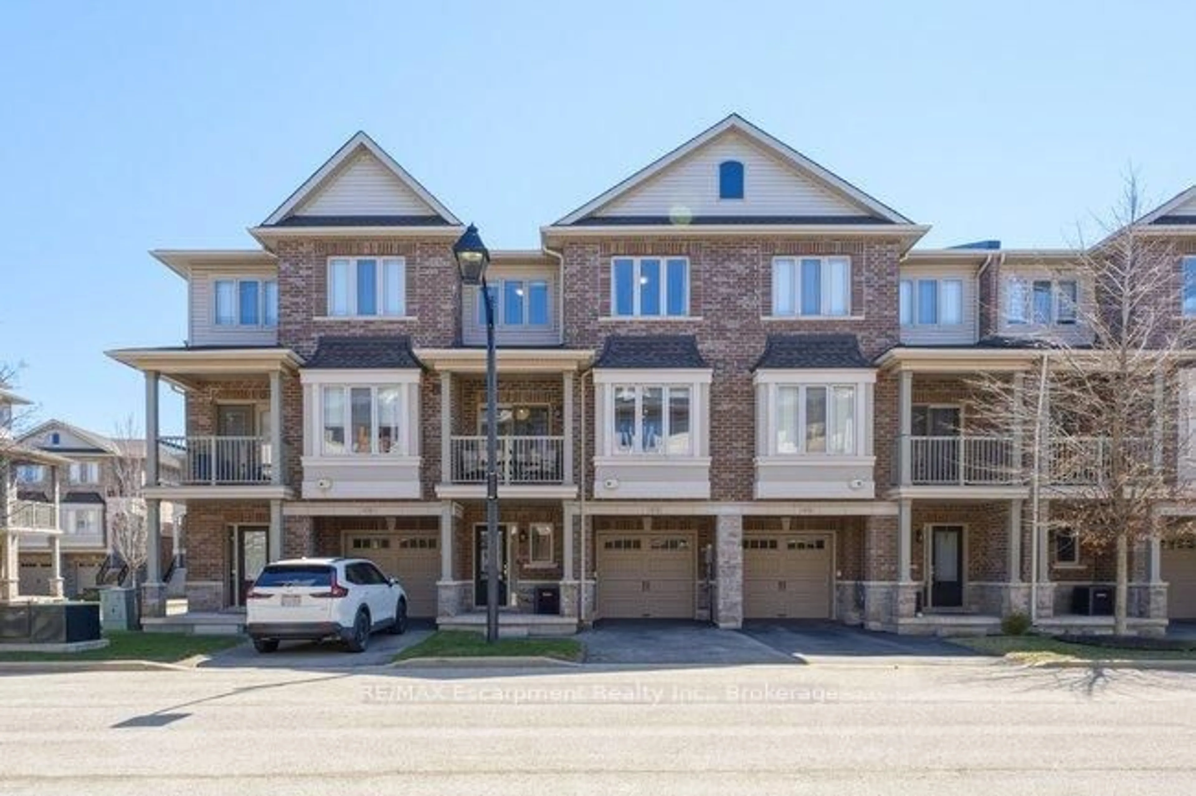 A pic from outside/outdoor area/front of a property/back of a property/a pic from drone, street for 4128 Palermo Common, Burlington Ontario L7L 0G7