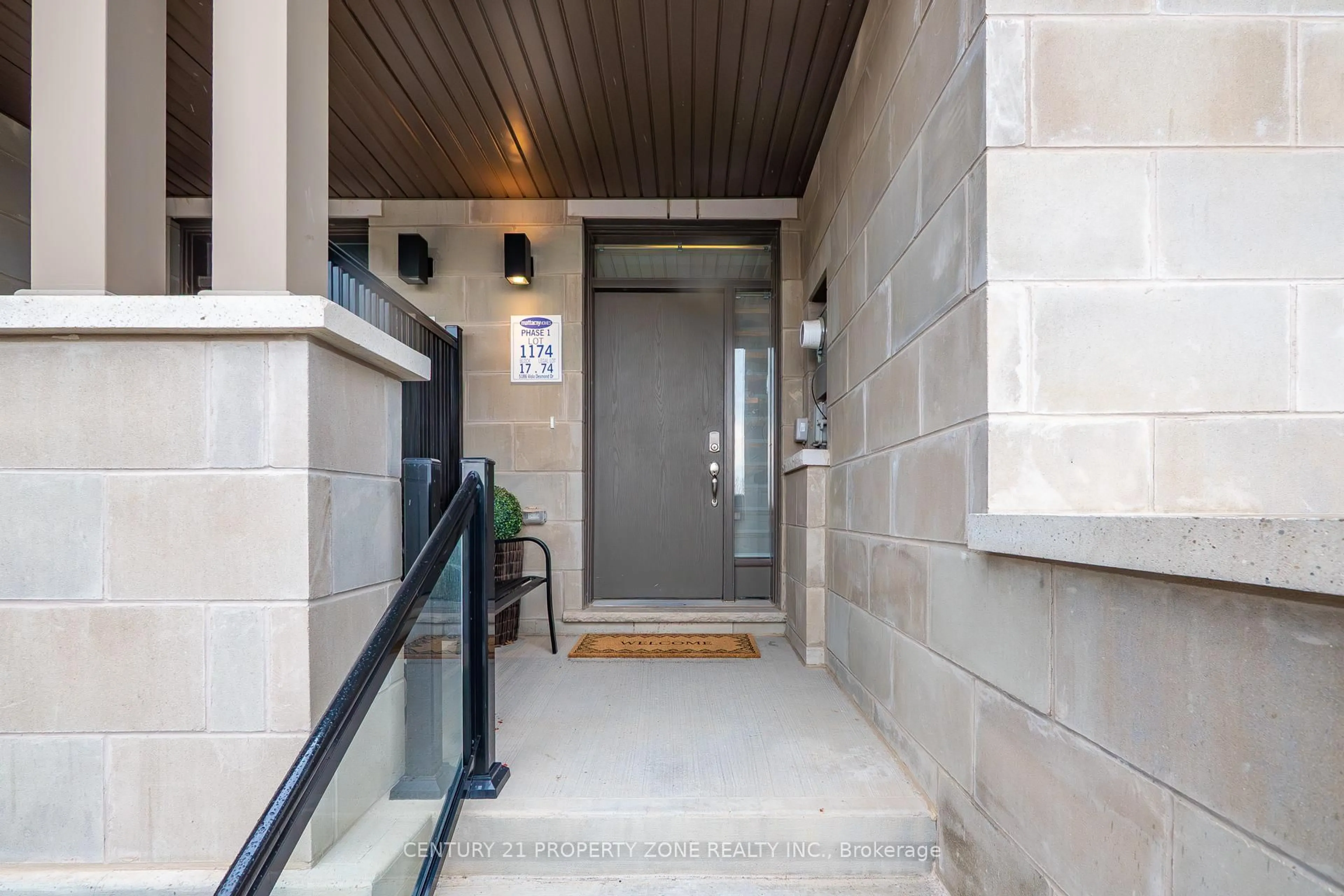 Indoor foyer for 5186 Viola Desmond Dr, Mississauga Ontario L5M 2S7