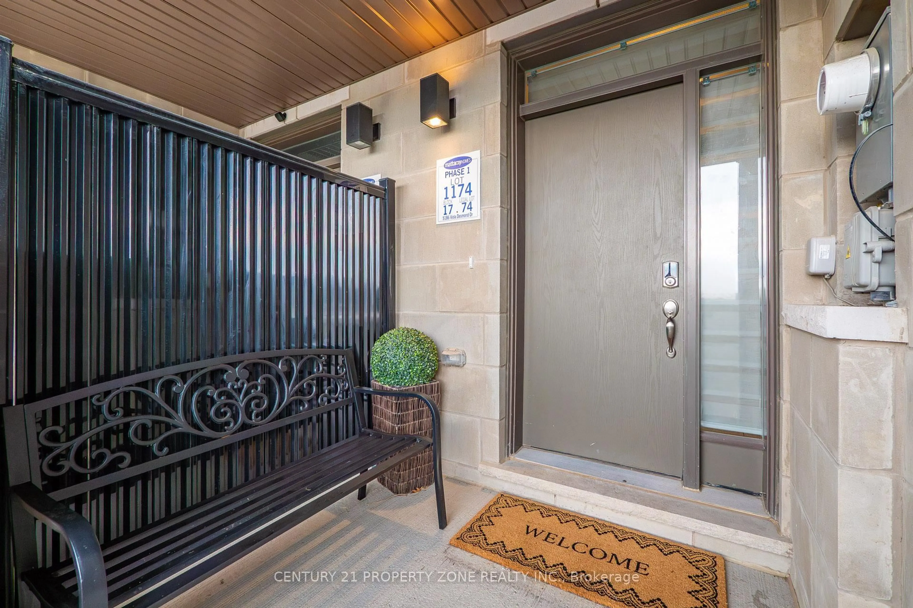 Indoor foyer for 5186 Viola Desmond Dr, Mississauga Ontario L5M 2S7