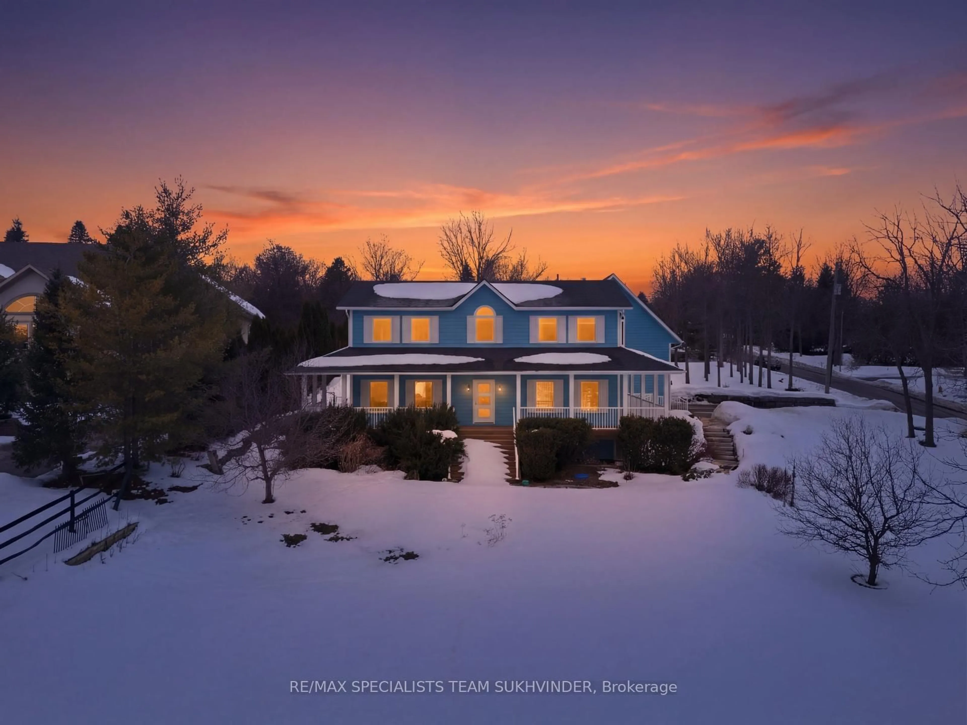 A pic from outside/outdoor area/front of a property/back of a property/a pic from drone, mountain view for 10 Isabella St, Caledon Ontario L7C 1N7