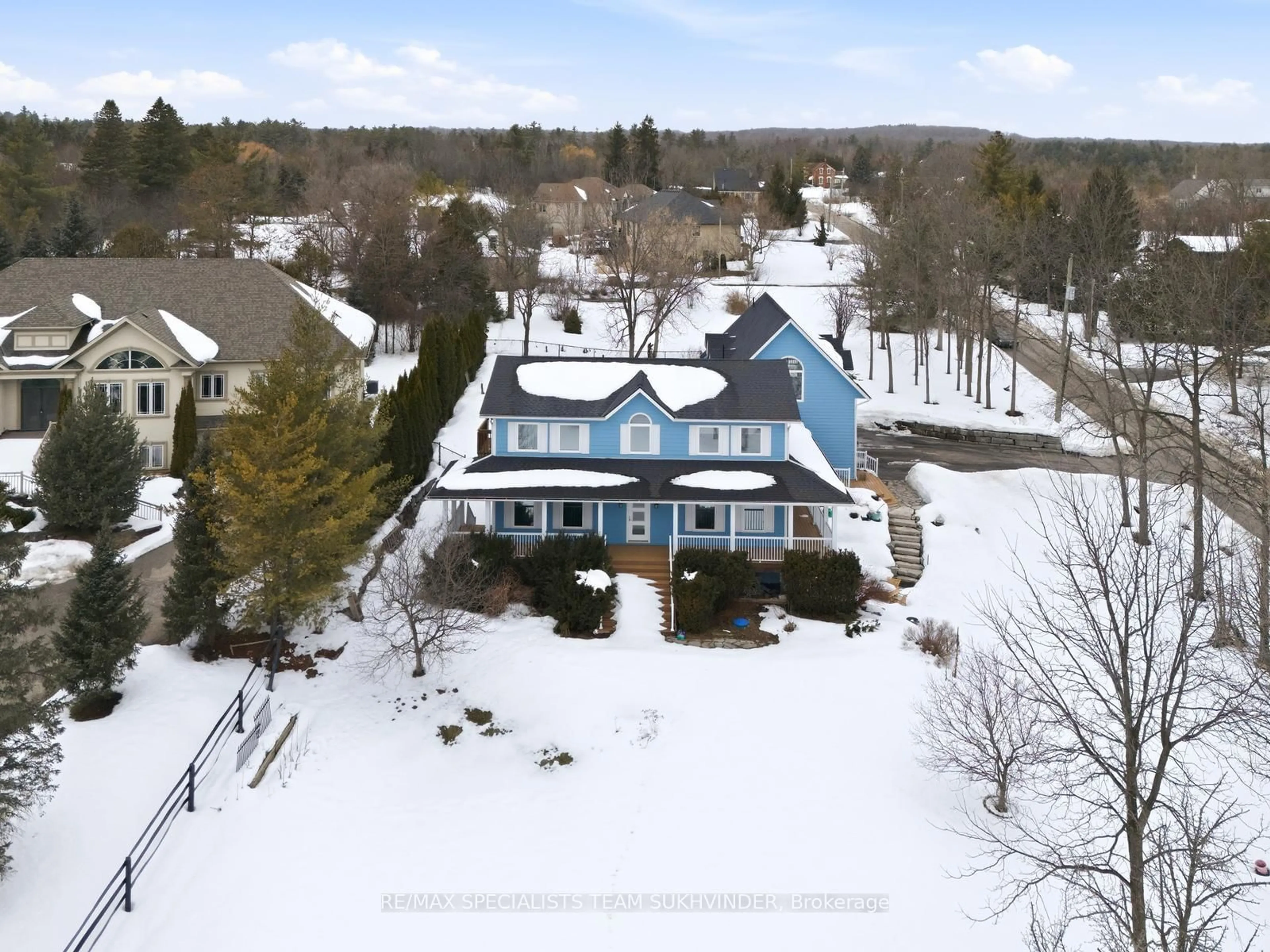 A pic from outside/outdoor area/front of a property/back of a property/a pic from drone, unknown for 10 Isabella St, Caledon Ontario L7C 1N7