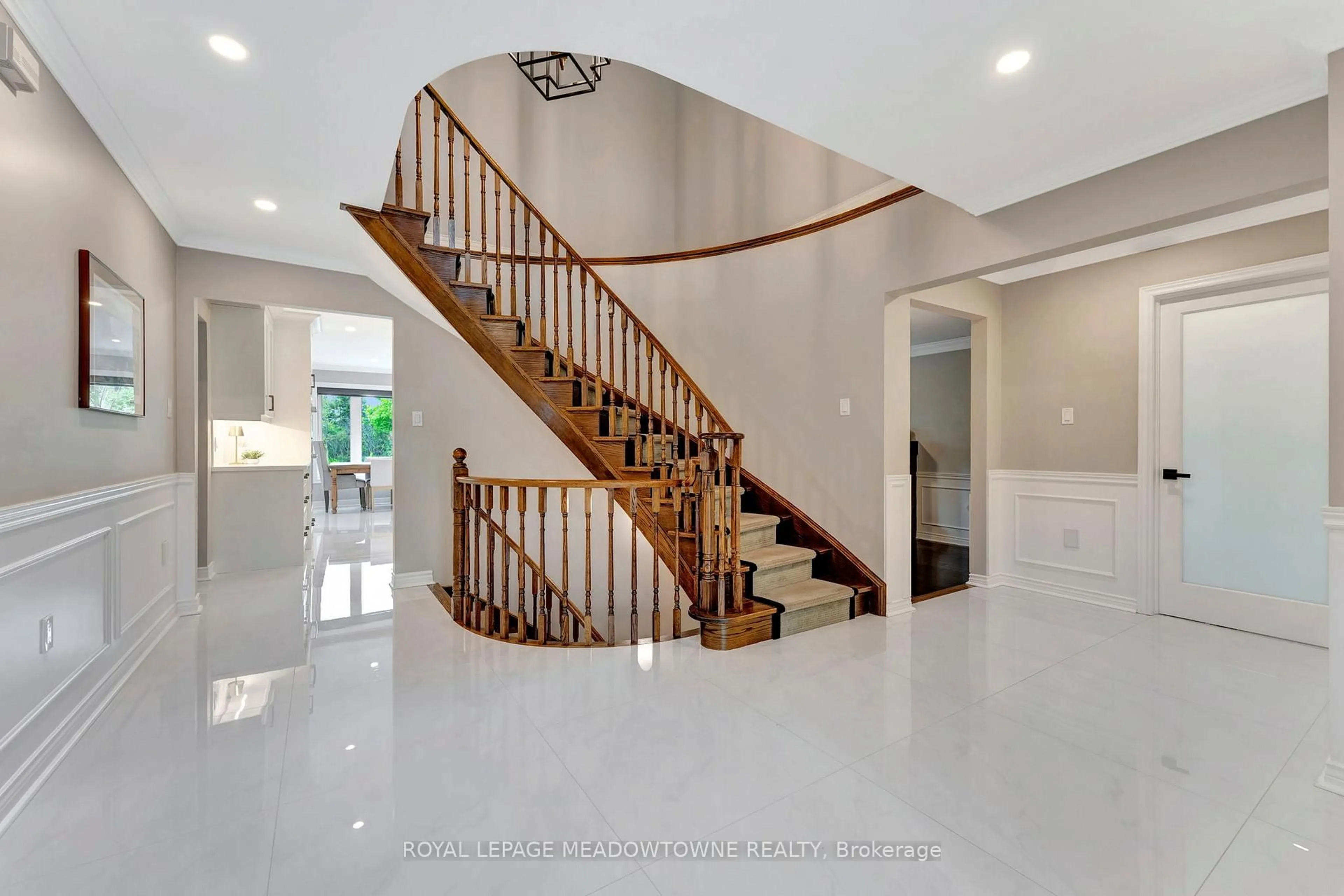 Indoor foyer for 2008 Peak Pl, Oakville Ontario L6H 5T2