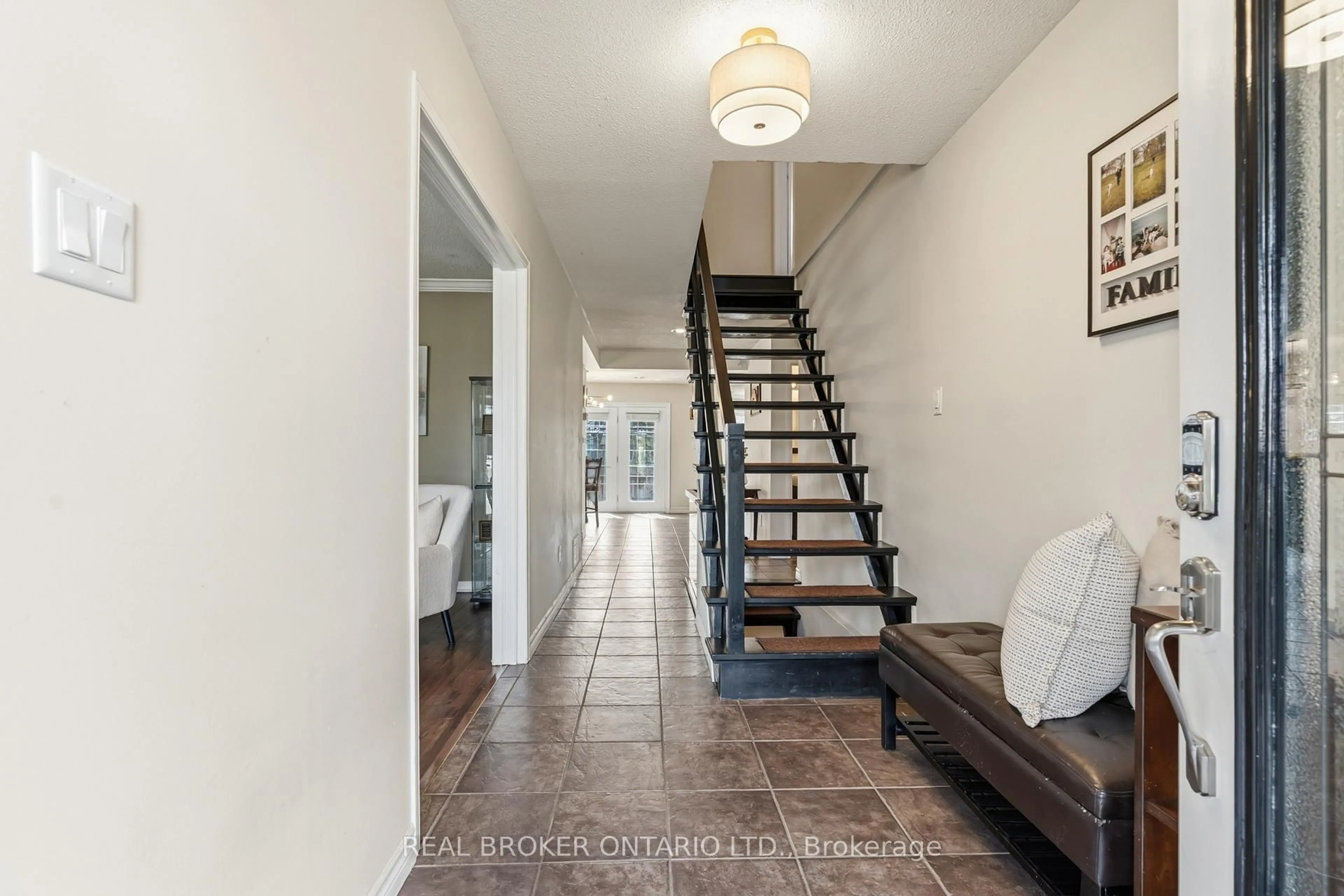 Indoor entryway for 18 Cotswold Crt, Halton Hills Ontario L7G 5E5