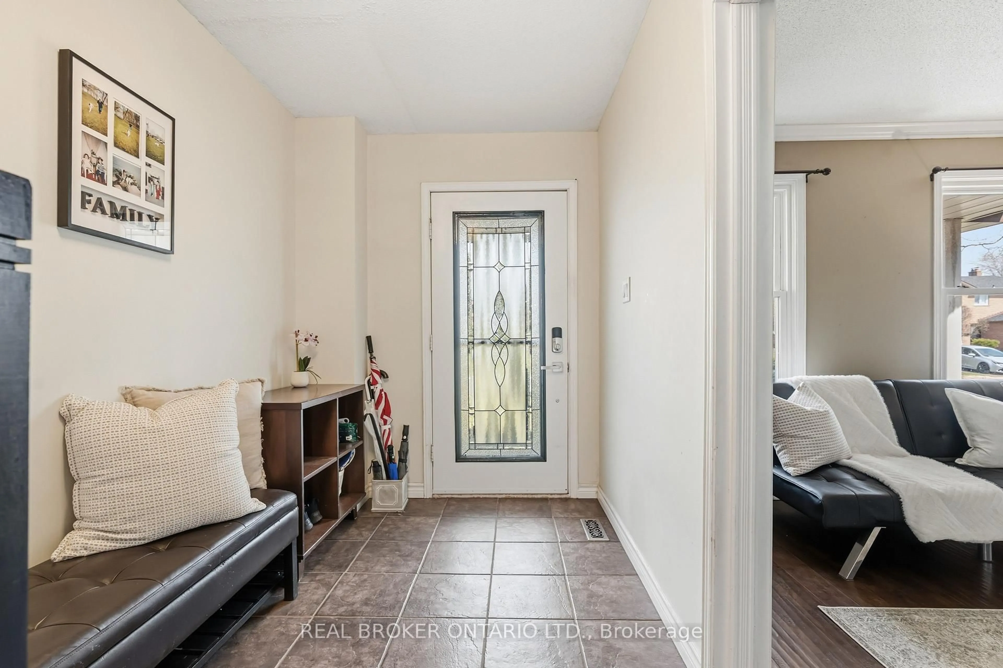 Indoor entryway for 18 Cotswold Crt, Halton Hills Ontario L7G 5E5