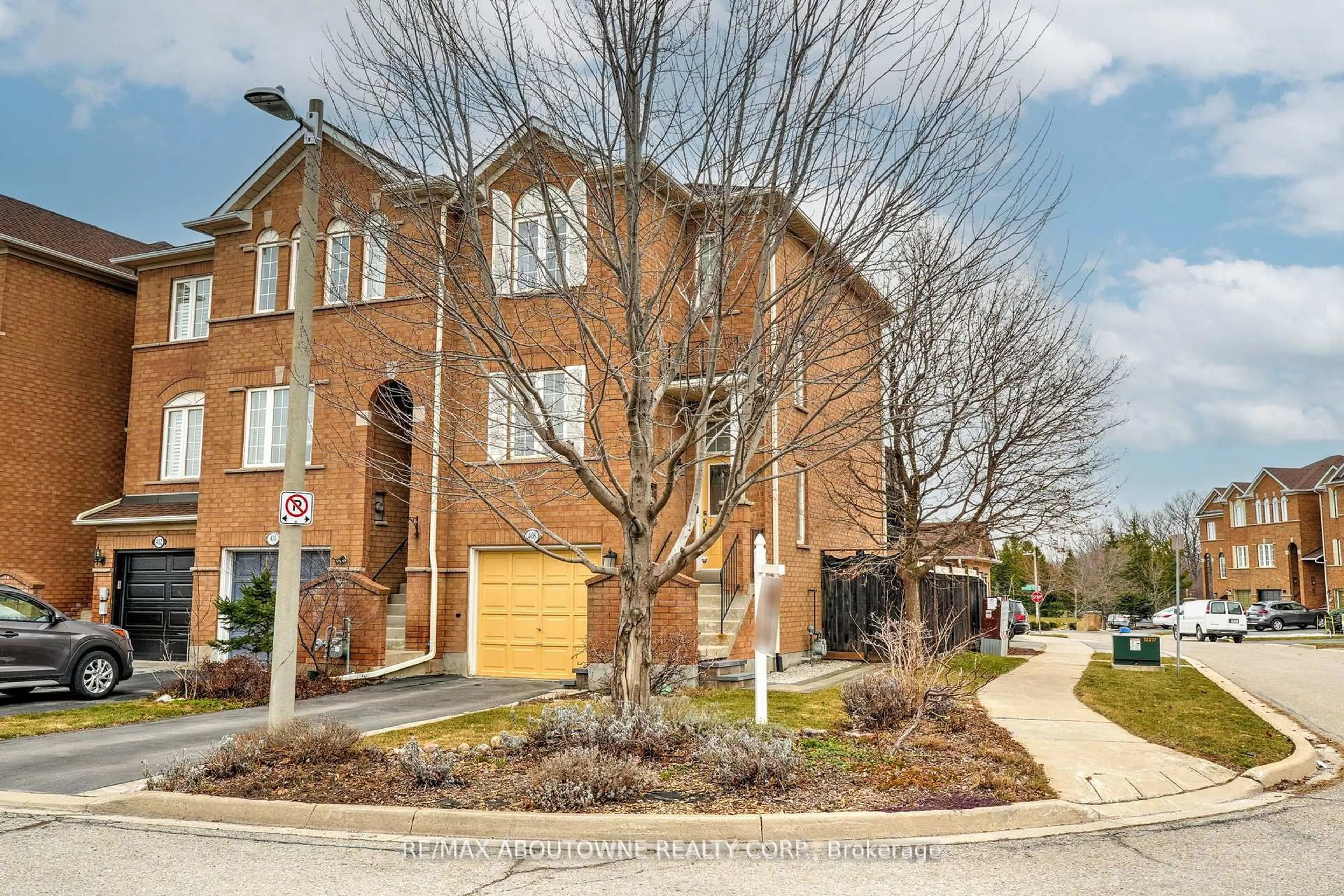 Home with brick exterior material, street for 408 Fairgate Way, Oakville Ontario L6H 6Y1