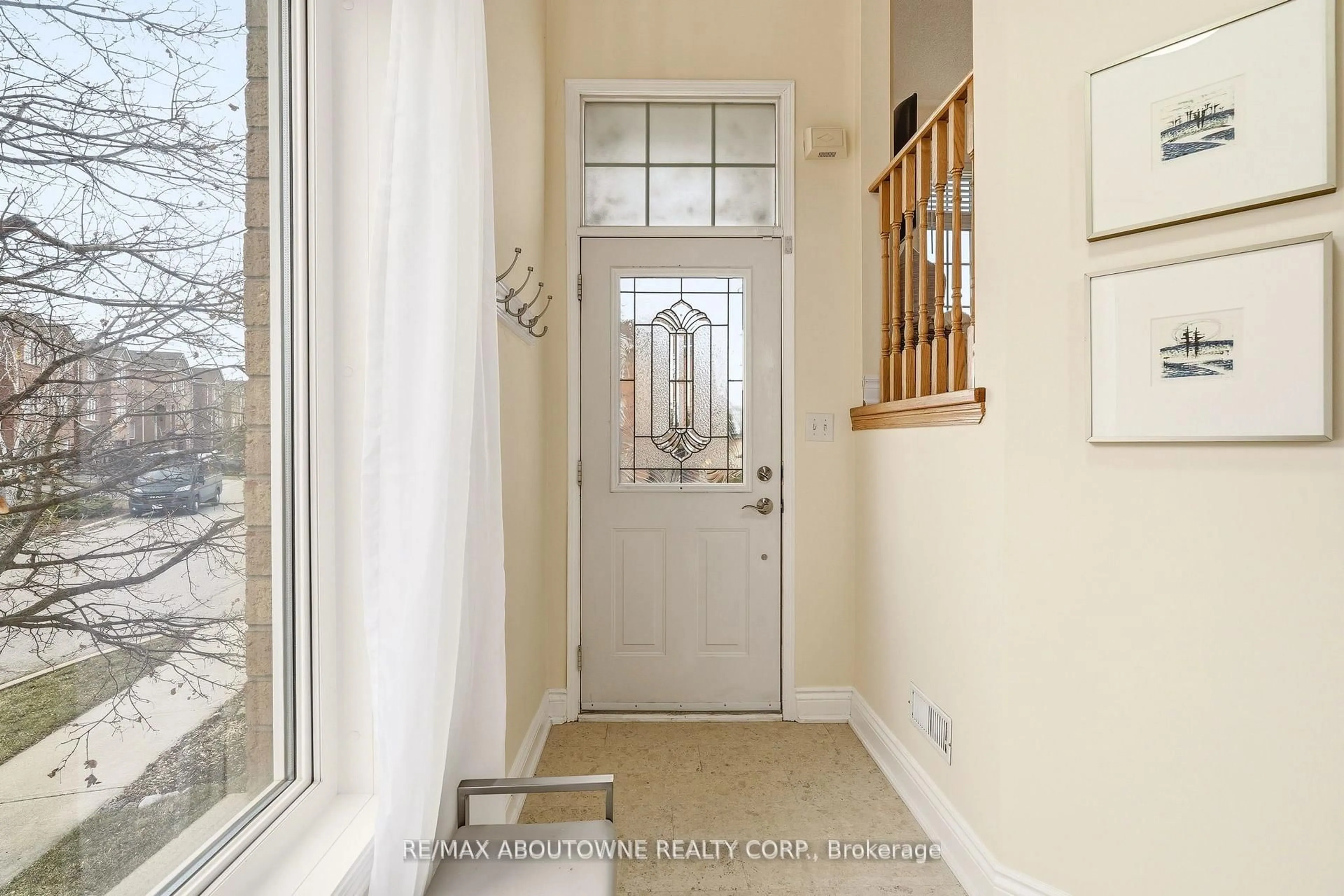 Indoor entryway for 408 Fairgate Way, Oakville Ontario L6H 6Y1