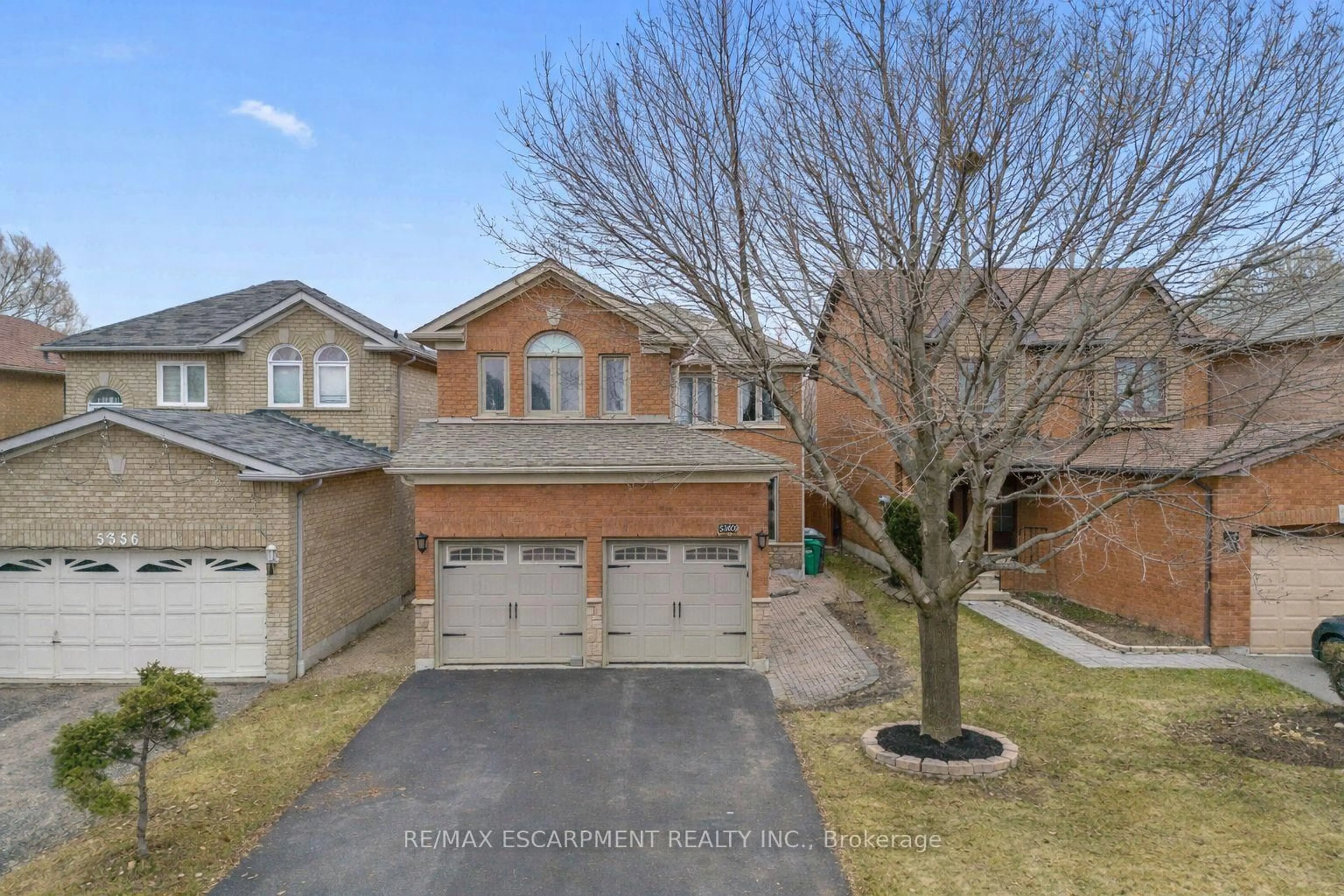 A pic from outside/outdoor area/front of a property/back of a property/a pic from drone, street for 5360 Landsborough Ave, Mississauga Ontario L5R 3X1
